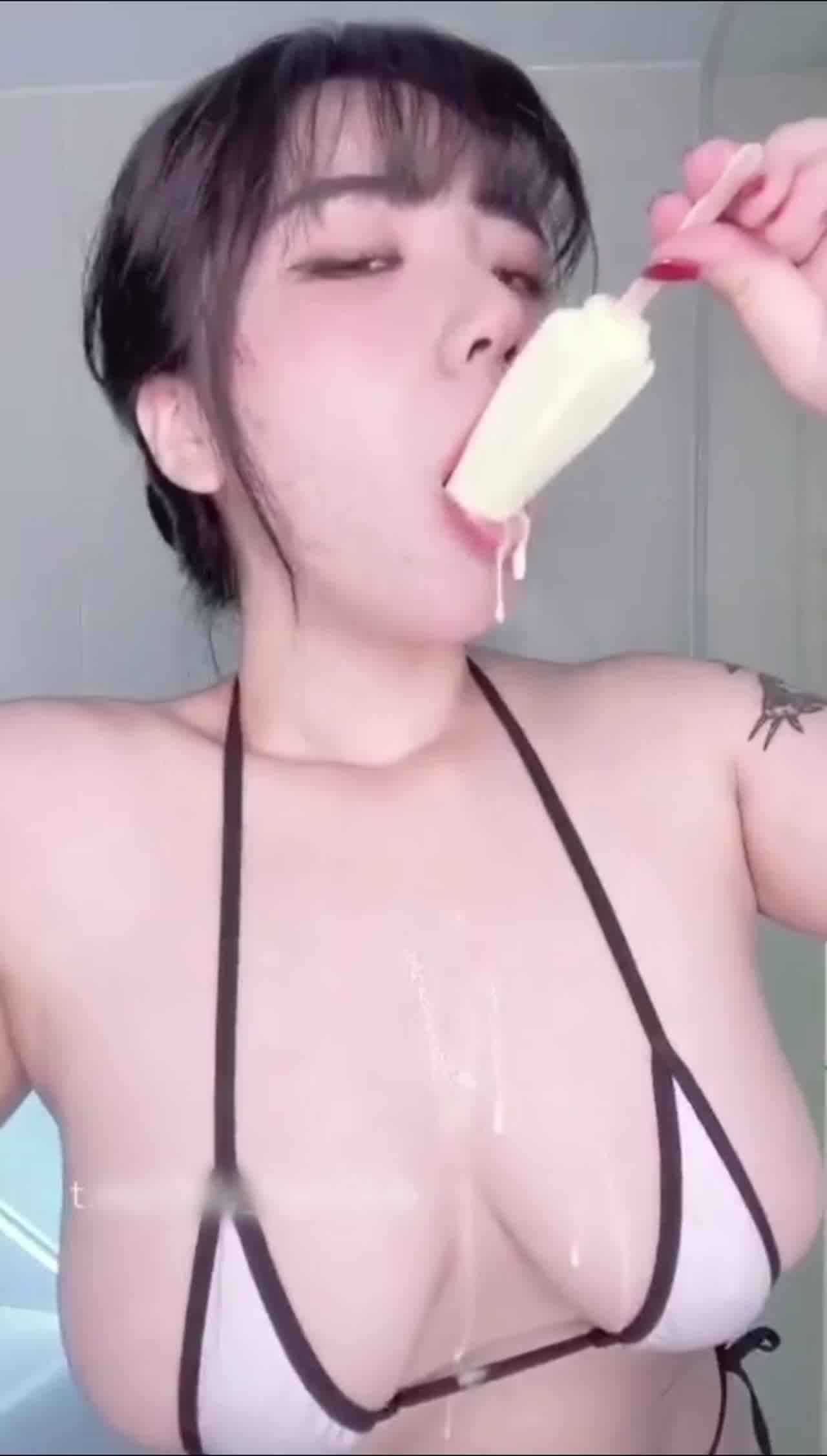  巨乳韩国高丽妹echi诱惑视频 的剧照10