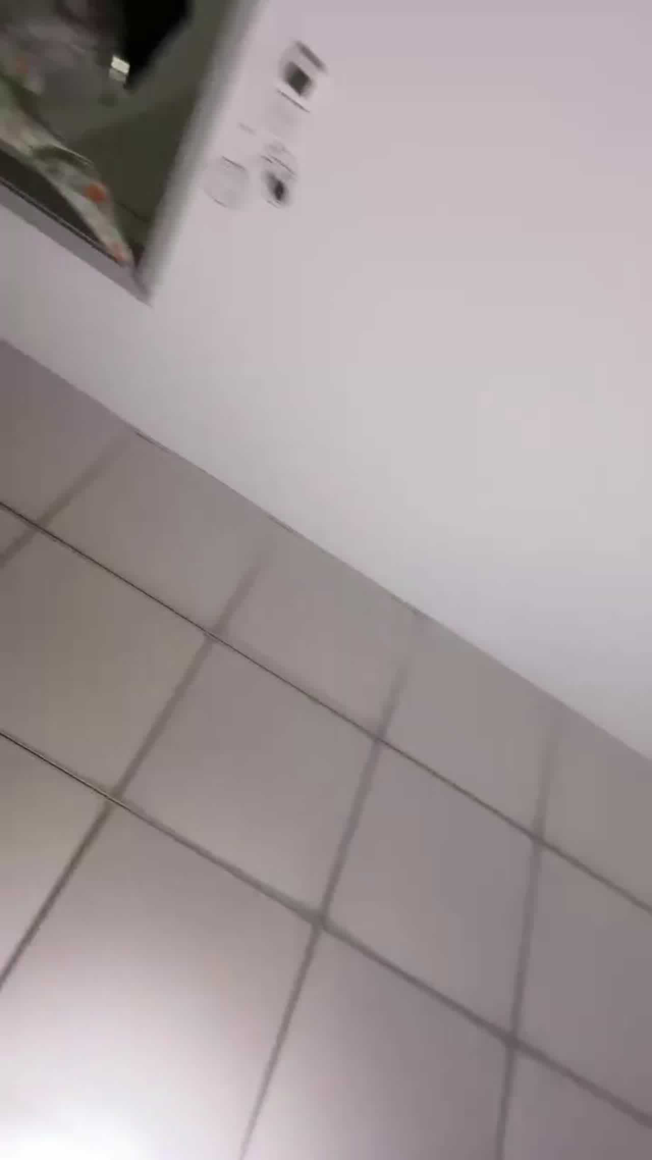  《高端泄密》全程字幕，吉林学院美女口活了得！吞精表演说没味道，挑逗男友真是很有一套 的剧照8