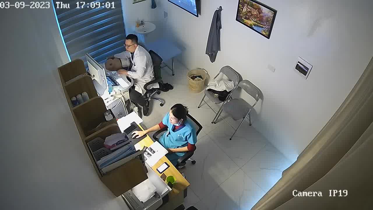  【医院3月监控】重金破解高清！猥琐男医生给漂亮女病人仔细检查身体完整版！ 的剧照5