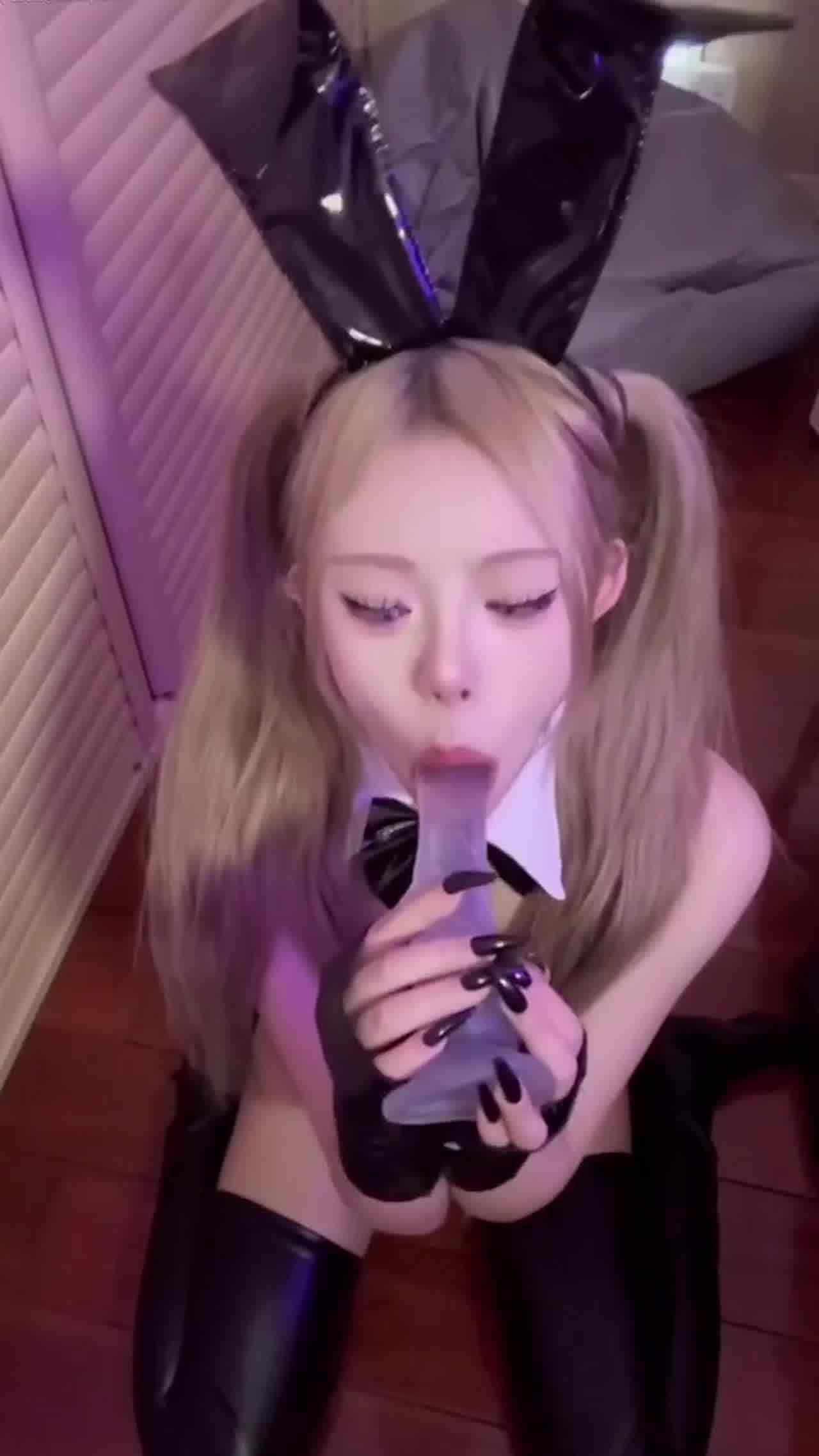  抖音网红大尺度阿黑颜自拍「枭娍」皮衣反差又欲又御姐母狗 的剧照3