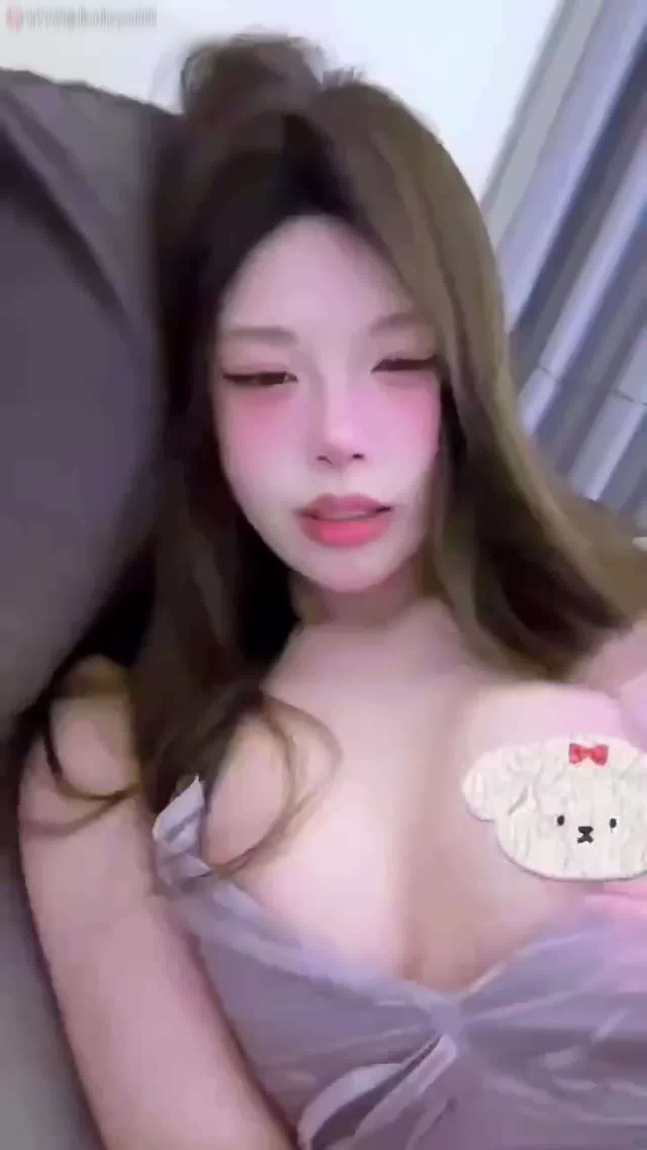  抖音网红大尺度阿黑颜自拍「枭娍」皮衣反差又欲又御姐母狗 的剧照6