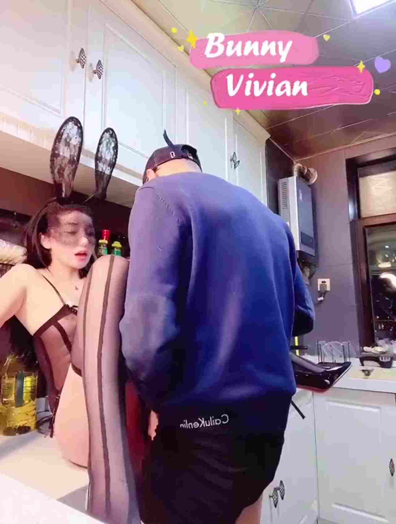  bunny vivian 厨房里的兔女郎 1 的剧照2