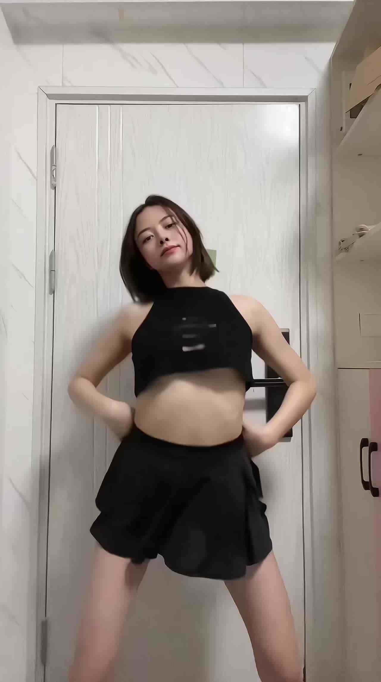  黑丝露脸脱衣舞定制 的剧照1