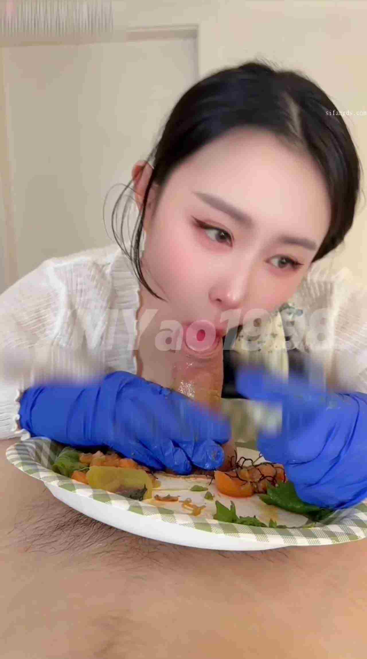  汐梦瑶 芥末鸡巴刺身＋精液寿司 把三文鱼均匀涂抹上芥末，左右各一片包裹着鸡巴 的剧照8