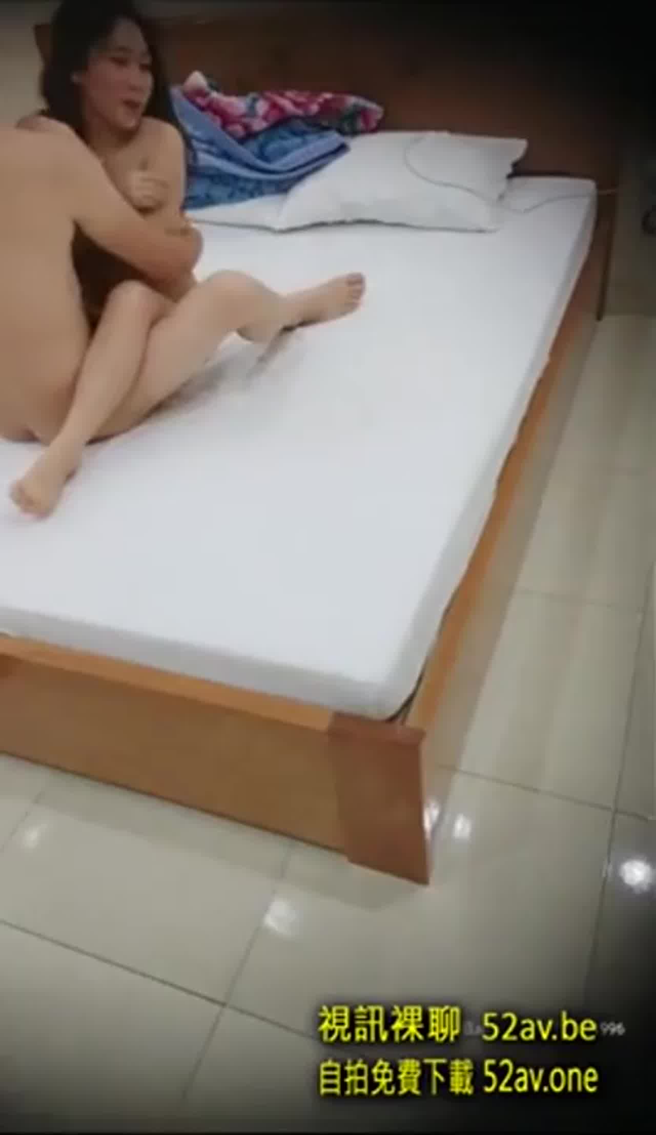  野狼出击 龙哥勾搭个颜值不错的良家妹子回出租屋啪啪直播 的剧照3