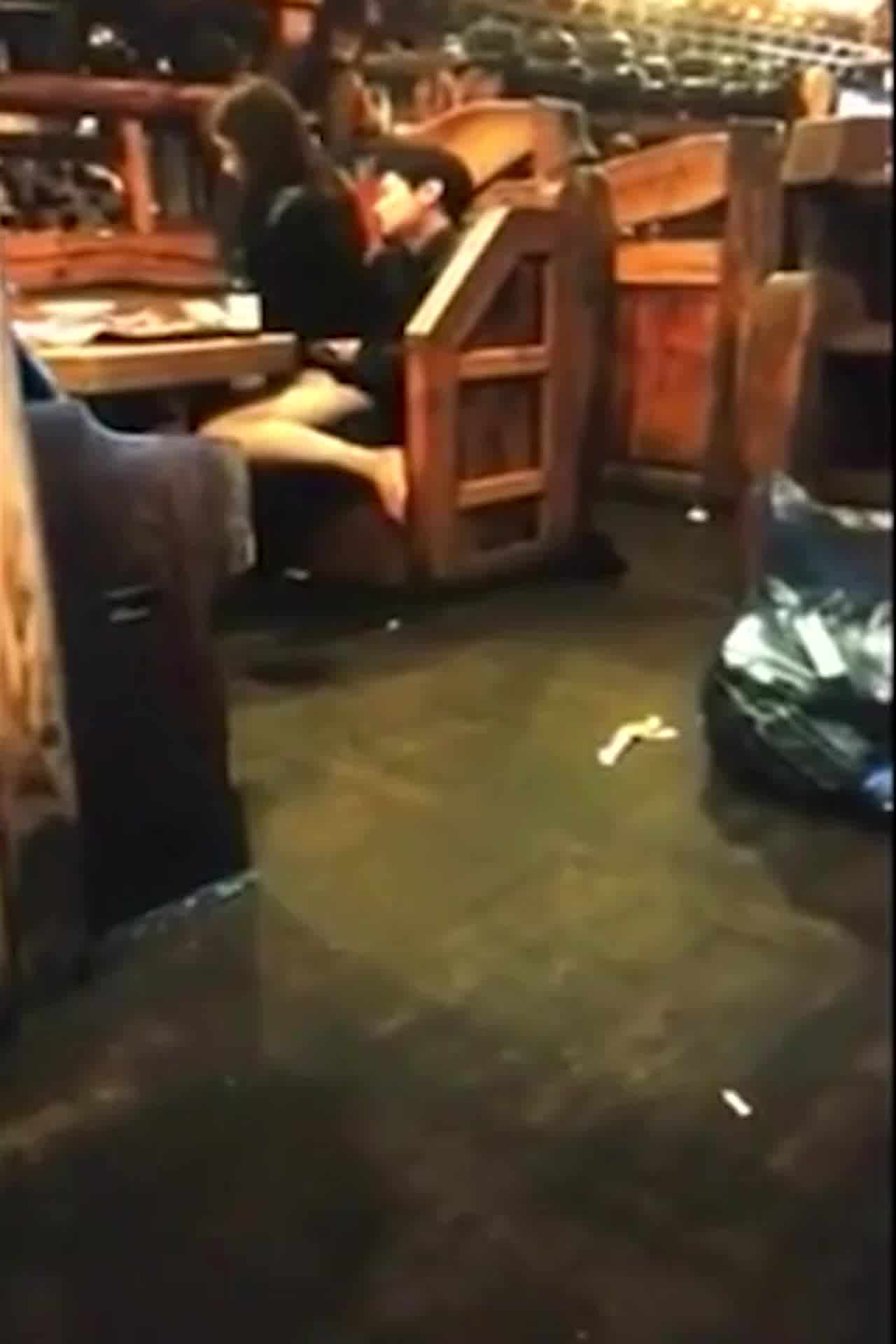  疯狂情侣在餐酒馆餐厅表演骑马 骚浪的模样完全被录下来 的剧照9