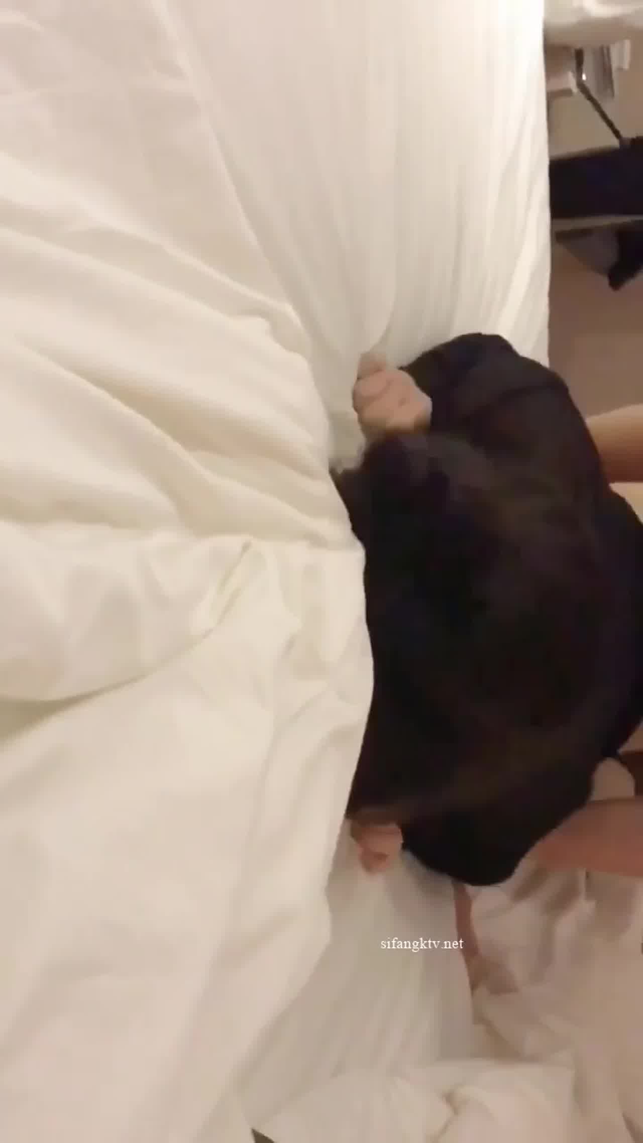  全程高能做爱，这巨乳骚货颠到狂抖！这高潮是几次啊！双飞享受 的剧照5