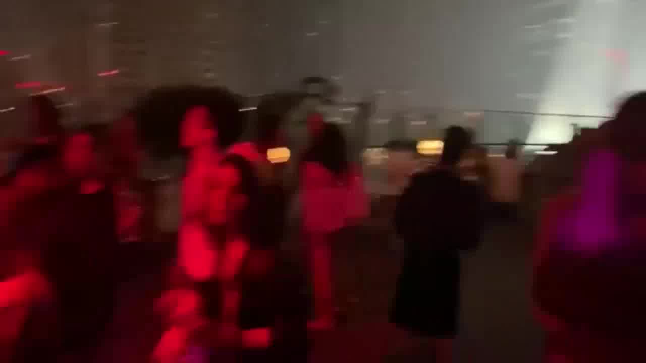  北京美女模特与大屌男友穿黑丝情趣内衣客厅卫生间做爱 的剧照6