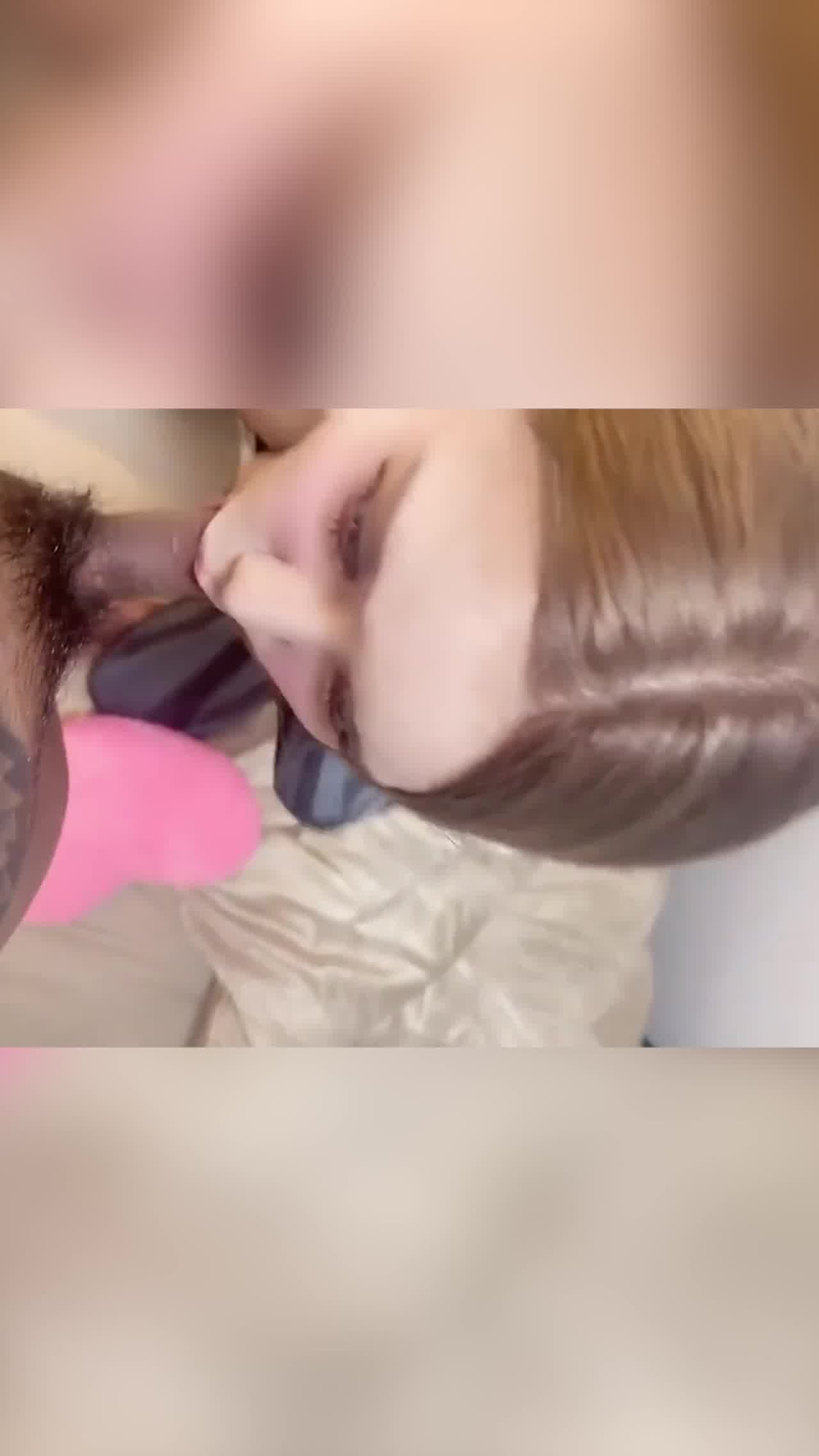  抖音网红Ts严米旗：抖音PK惩罚输了让我吃大鸡吧和毛蛋我被强迫口爆，一表清纯，原来私底下尺度这么大！ 的剧照10