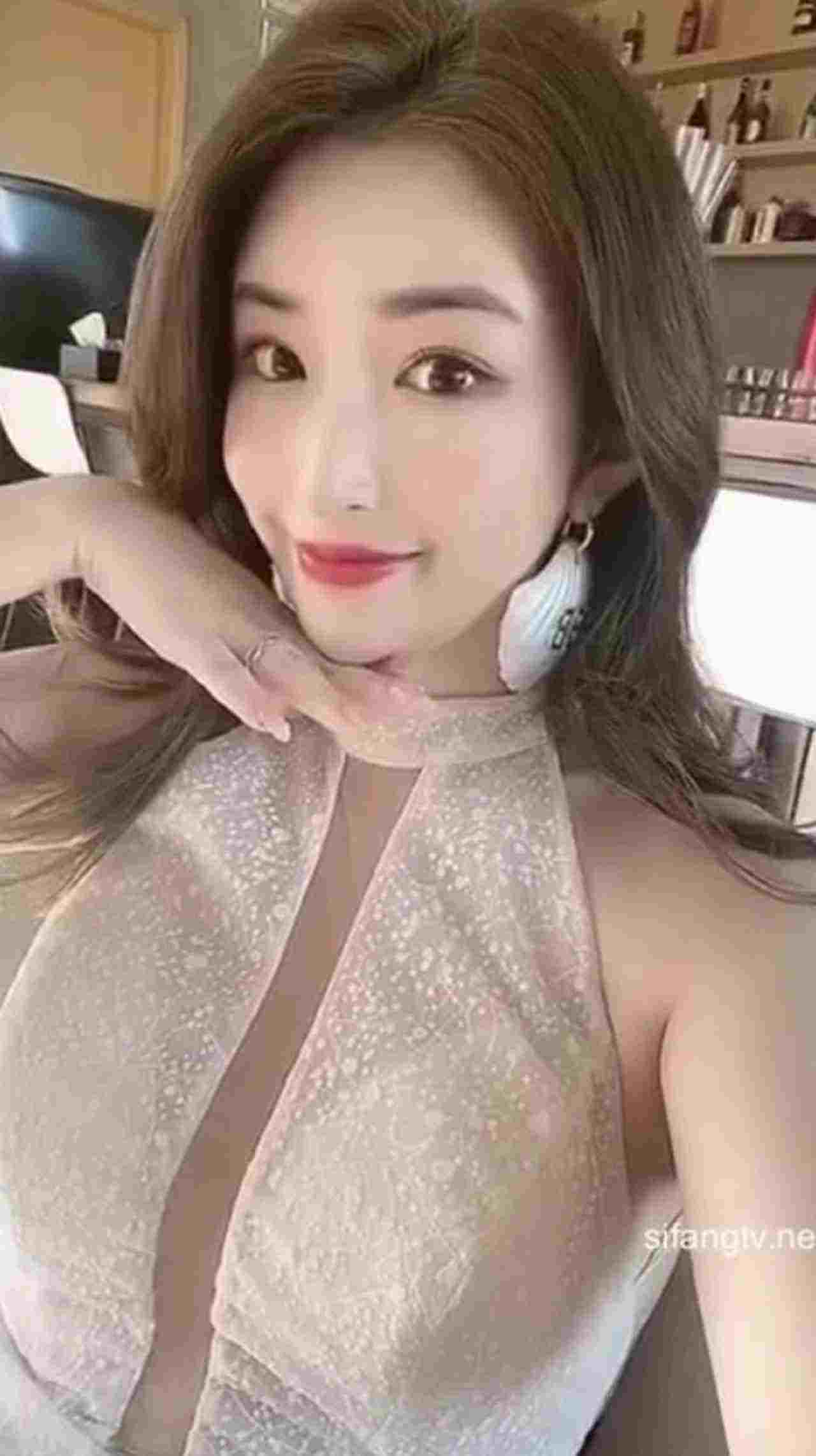  被包养的女神级性感气质美女和土豪外出度假各种啪啪自拍视频不慎流出 的剧照9