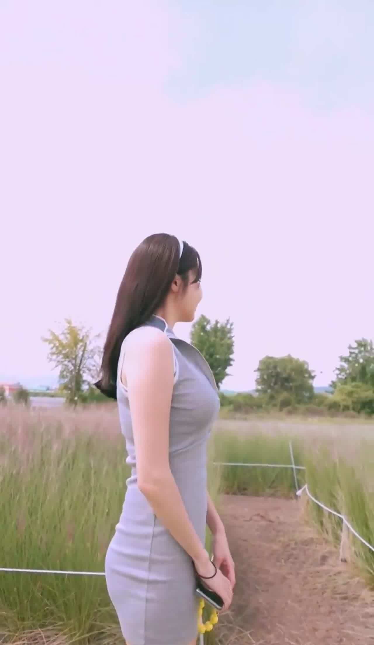  长腿女神户外微露出诱惑 的剧照1