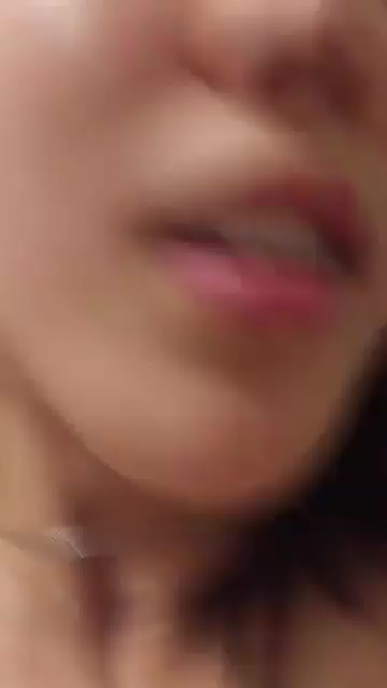  淫荡的表情实在受不了 的剧照1