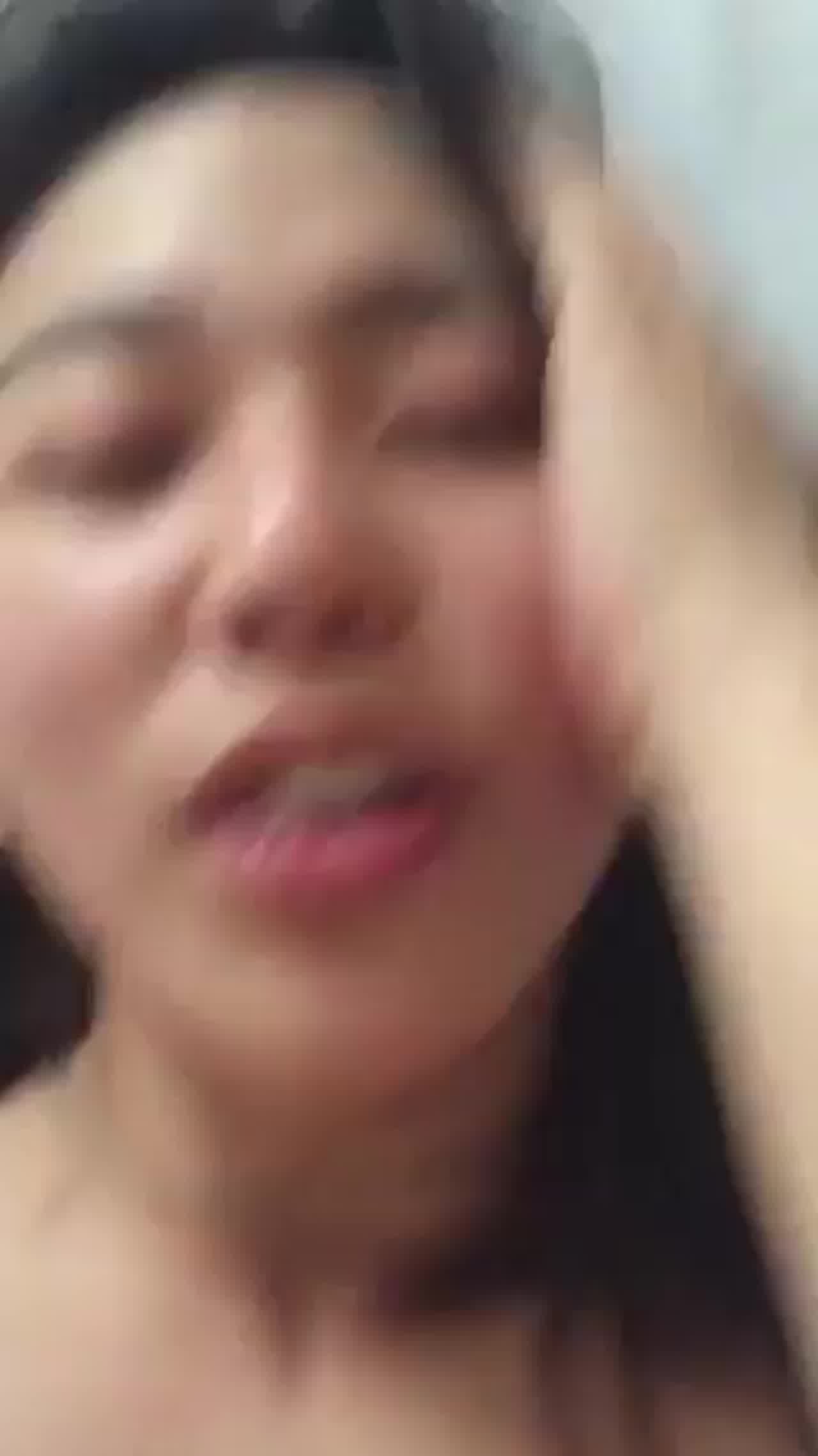  淫荡的表情实在受不了 的剧照4