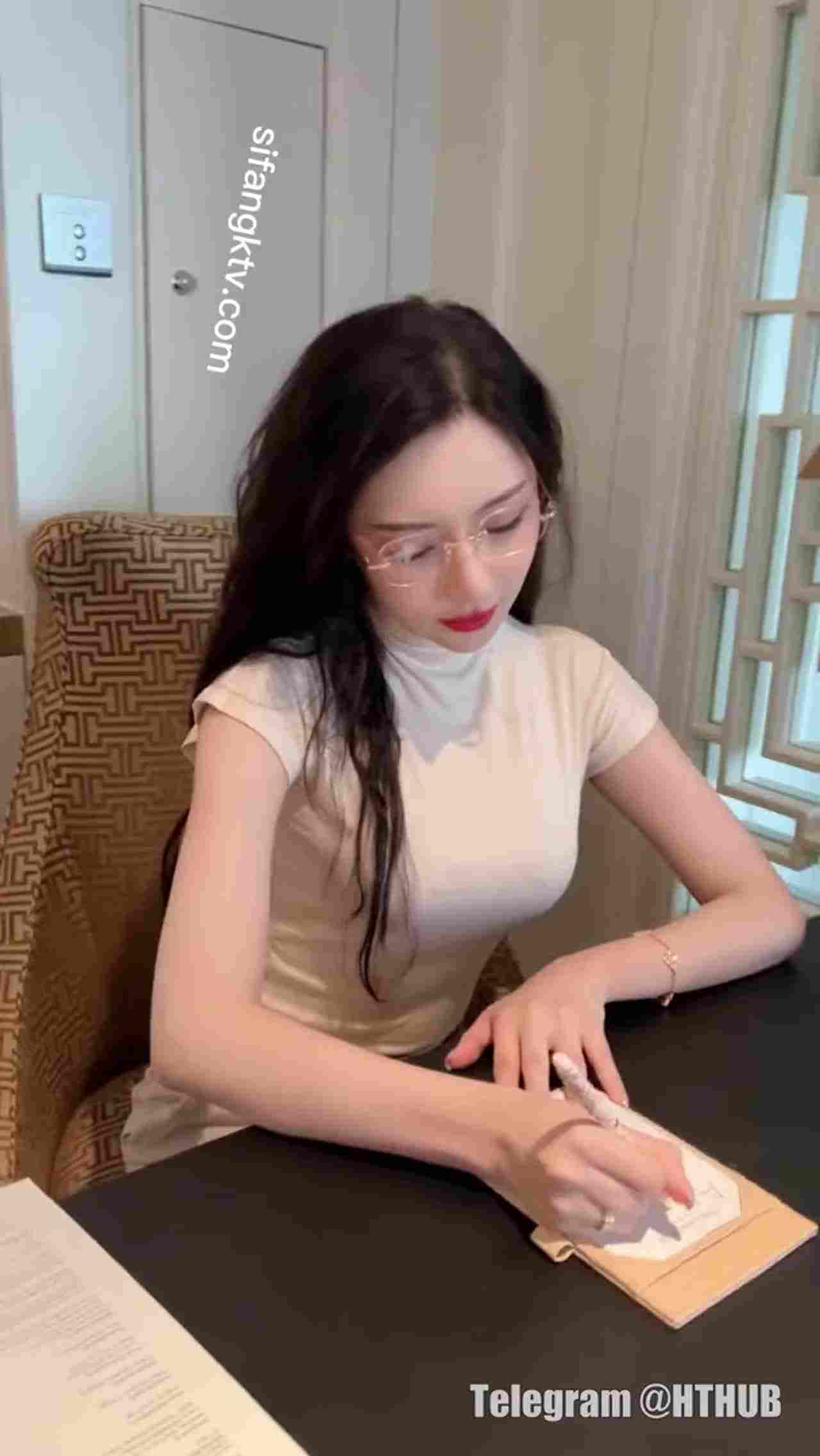  王馨瑶 性感长腿女模特性感写真拍摄现场 的剧照10