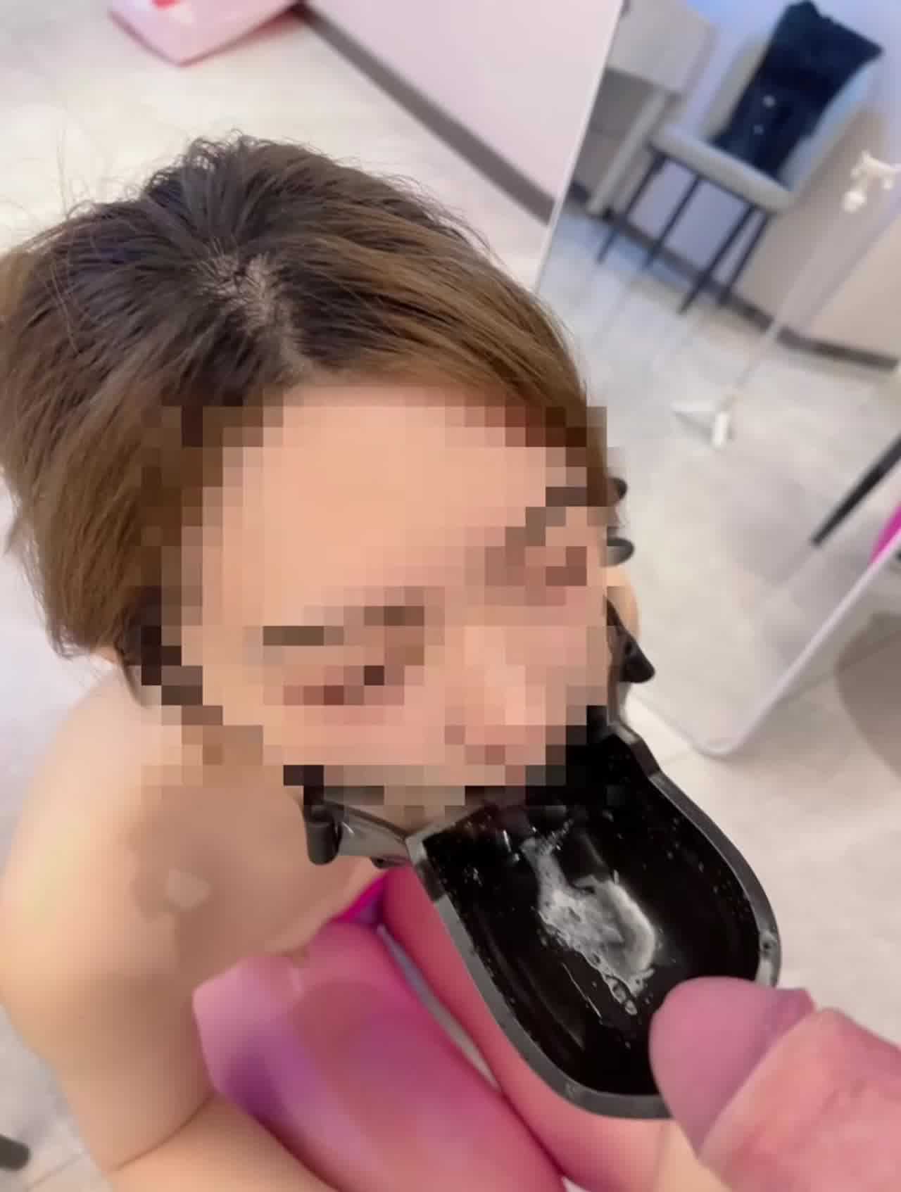  粉丝诱惑母狗，戴着口罩喝尿吃精液 的剧照7