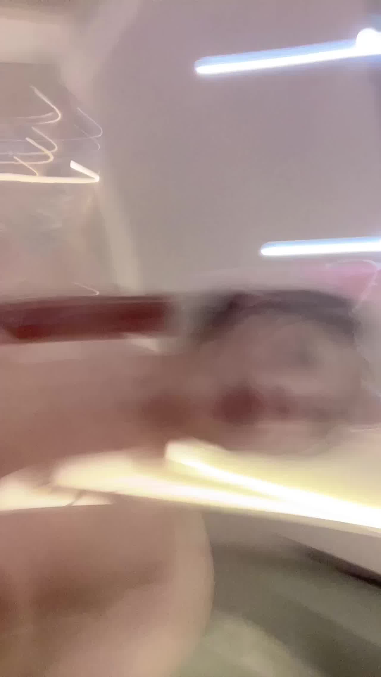  原创周周 美胸兔兔装少女用口红和阳具插逼 的剧照3