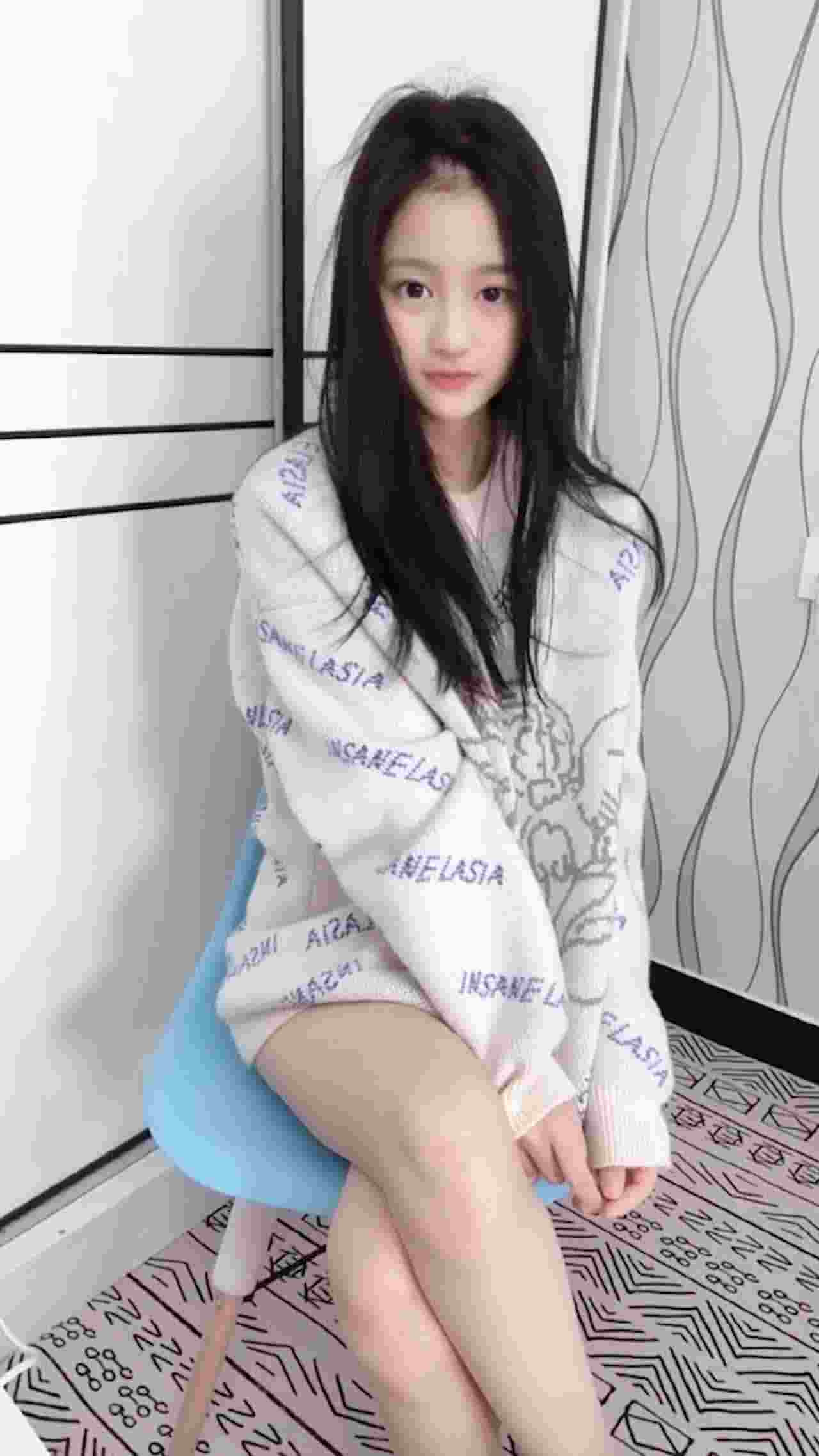  反差可爱嫩妹在家自慰 的剧照10