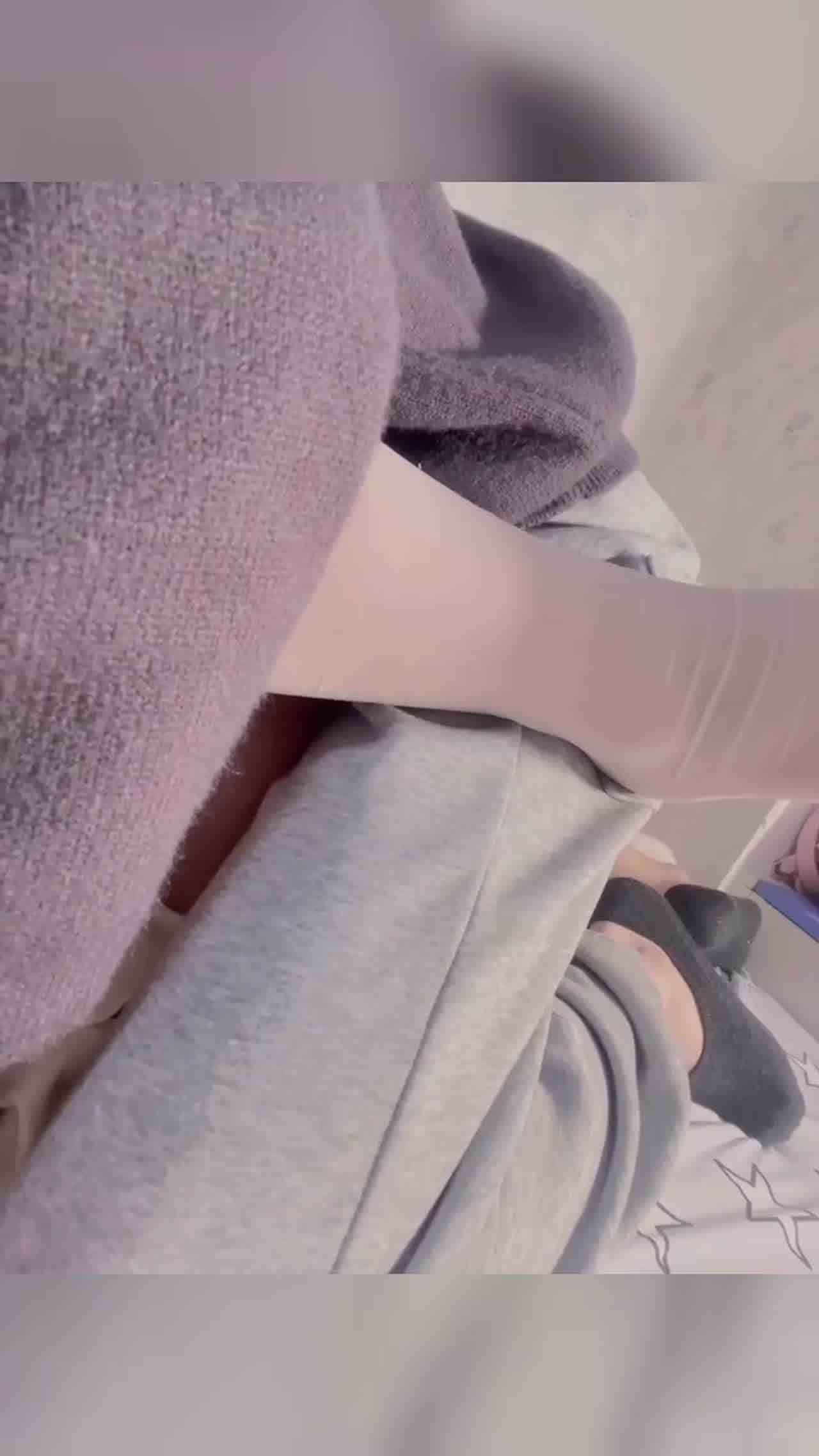  【真实兄妹乱伦】戴眼镜的妹妹好反差，上网课还穿制服白丝，看黄片学新姿势赶紧让哥哥配合试下！ 的剧照8