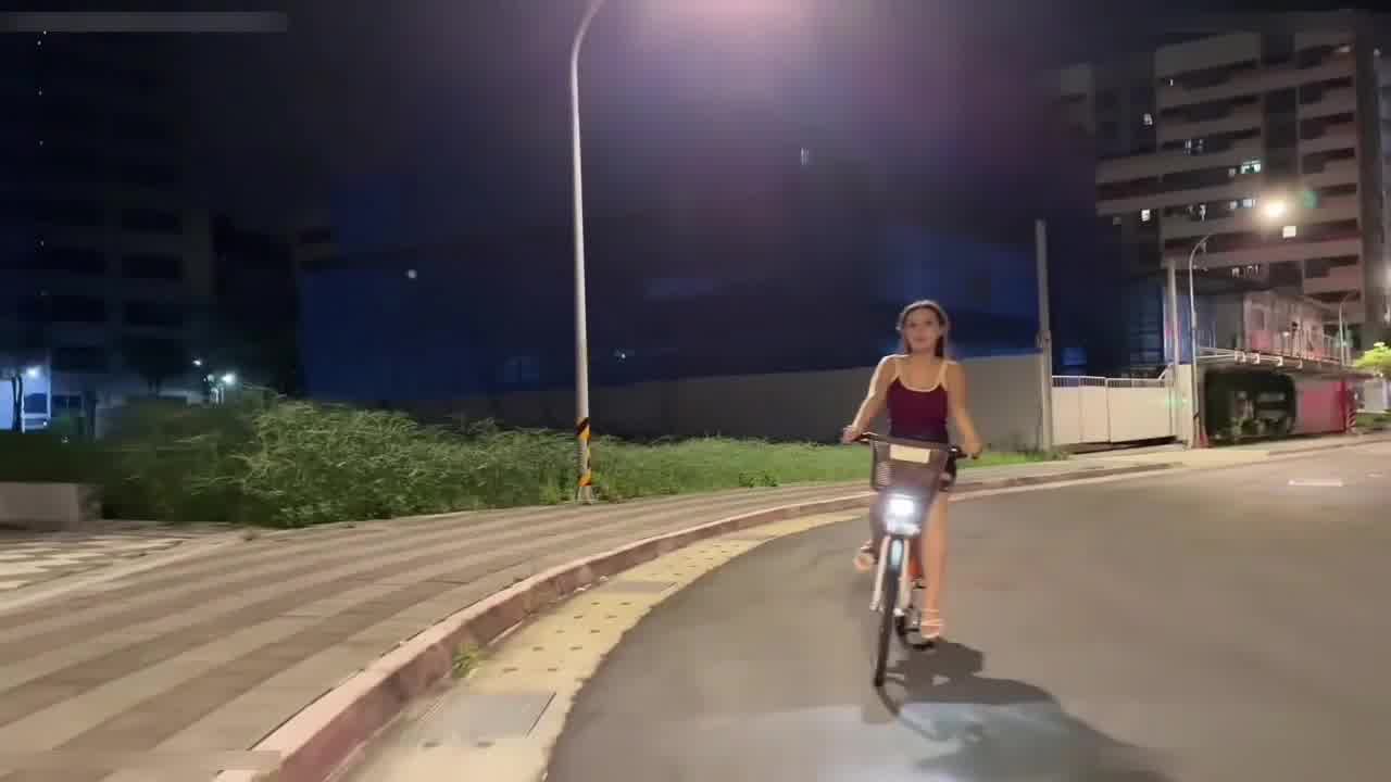  【这就是骑行圈吗？3分钟就被口射了】深夜骑行找个没人的路边口交，没想到3分钟男主就想射，射到了大腿上 的剧照6