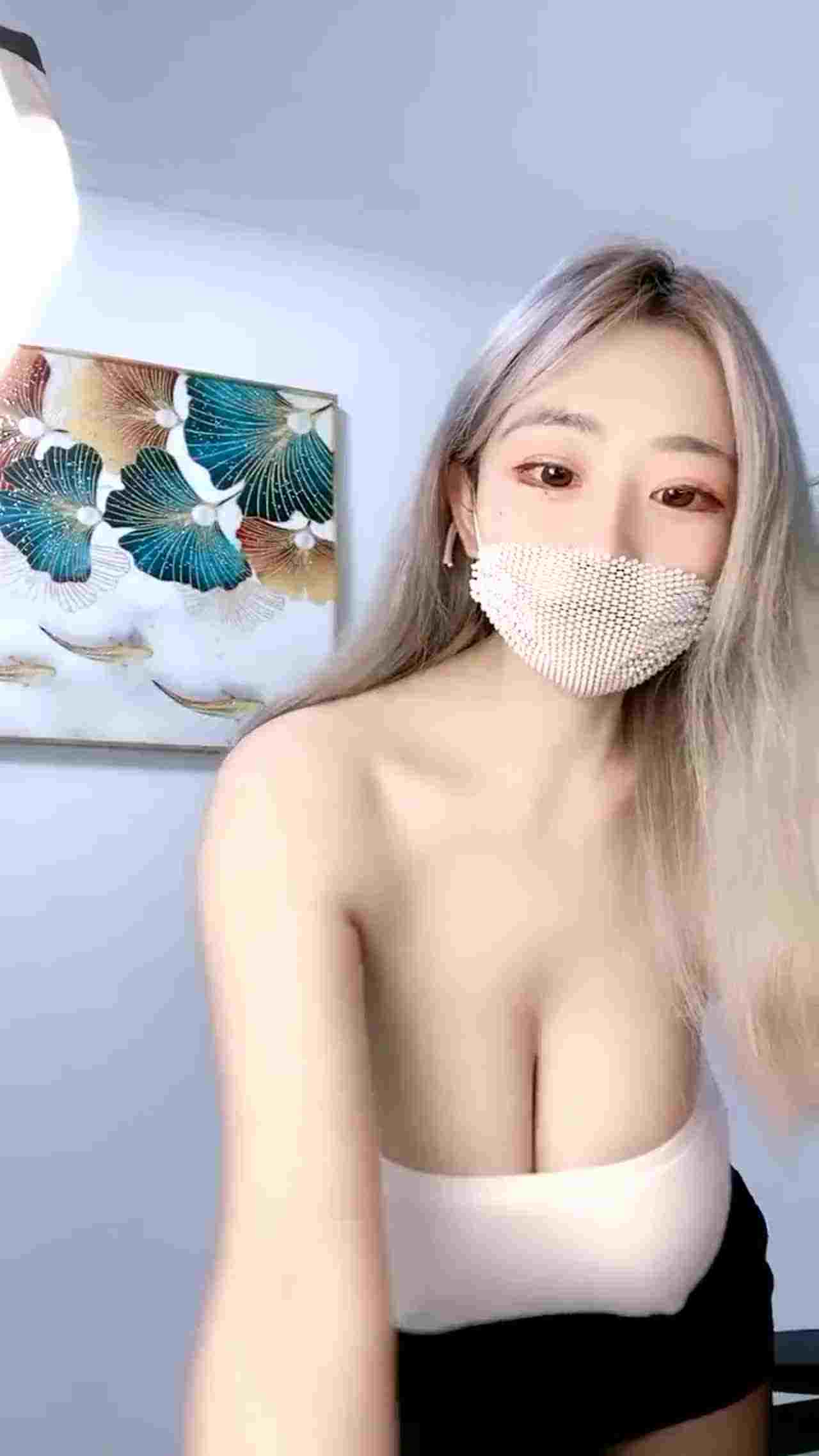 甜甜圈 无敌巨乳核弹 的剧照2