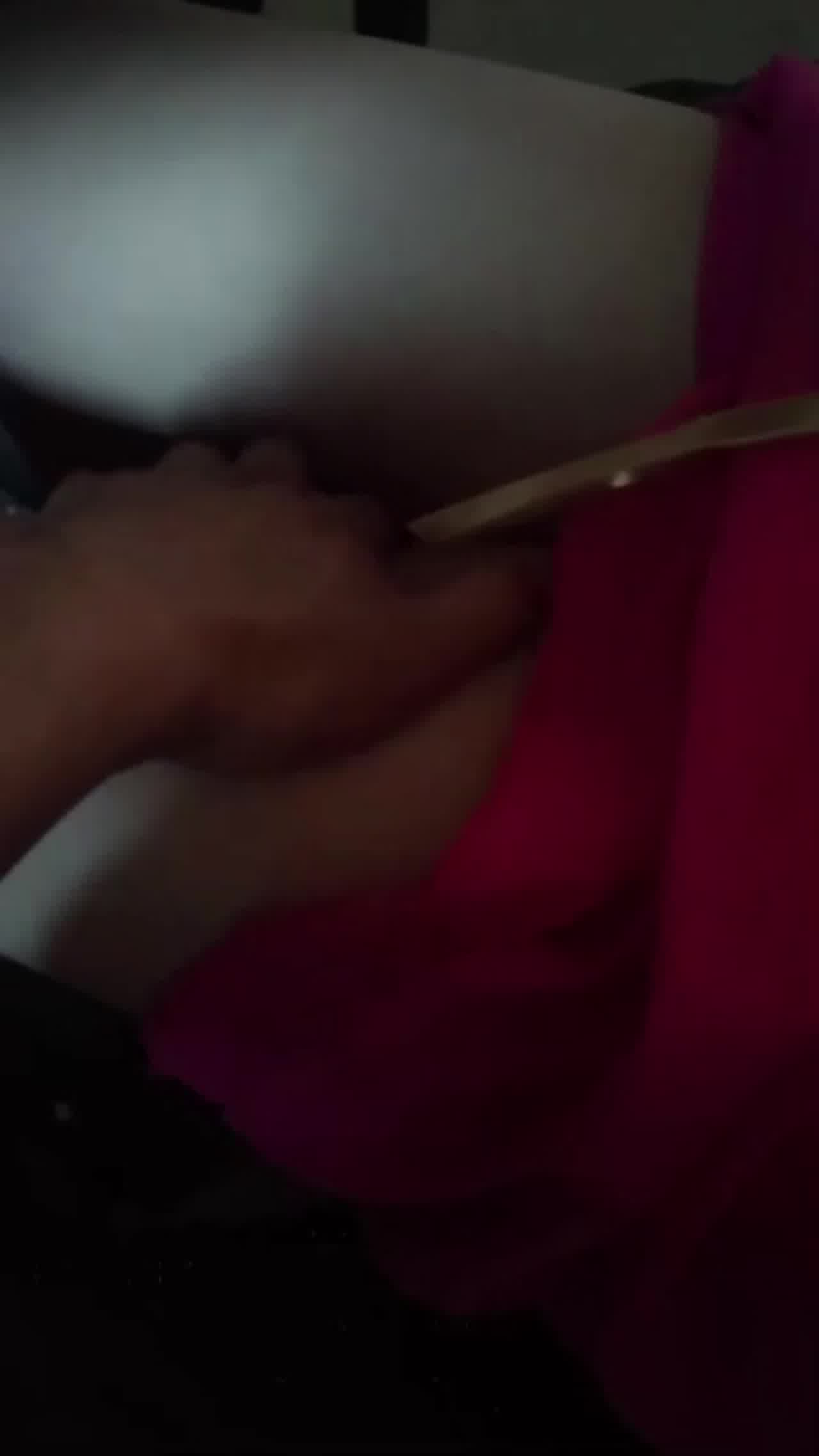  【高清首发】借给刚上职中的侄女玩手机，代价就是玩她粉白小奶子艹的她嗷嗷叫说我有病！对话有意思！ 的剧照7