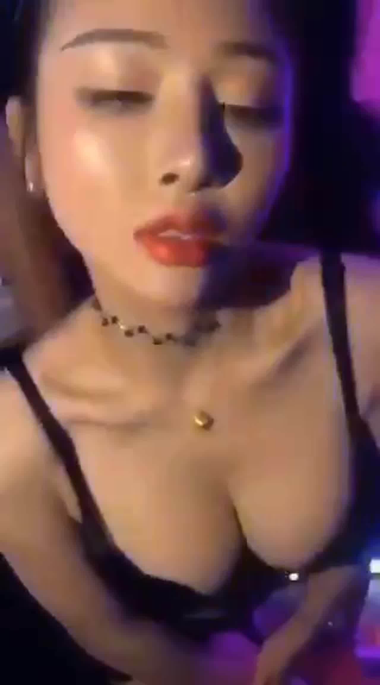  性感美女在夜店蹦迪搔首弄姿展现好身材 的剧照9