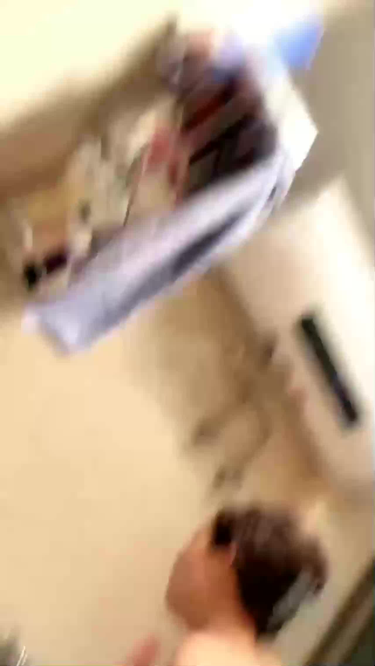  小两口子吃完晚饭，一起洗澡，擦枪走火在厕所就干了起来，后入式，艹得甜美的少妇妻子嗷嗷叫！ 的剧照10