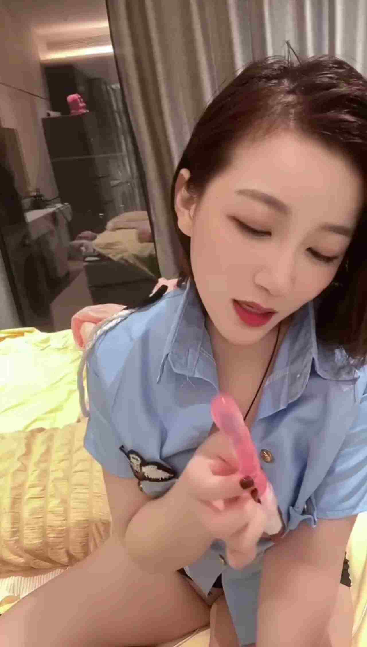  原创娜娜 制服女警也是个欲女 的剧照7