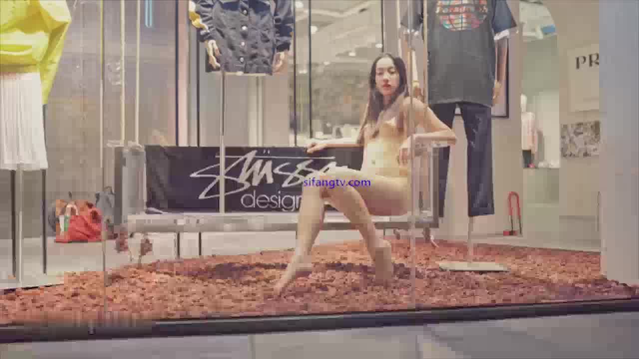  网红女神『qinweiyingjie』天使最美嫩模购物商场全裸私拍艺术 的剧照1