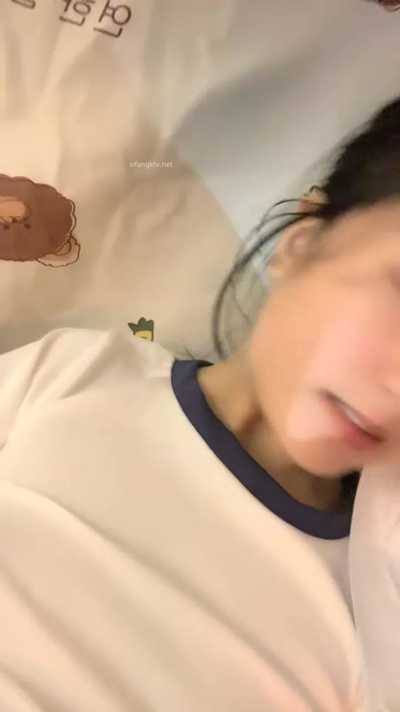  很嫩的一线没鲍，自摸半小时水就流半小时，其实她也很想要被操 的剧照9