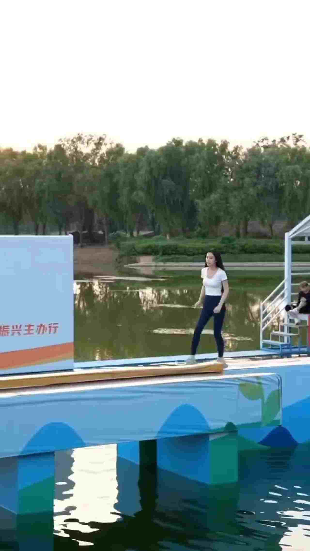  门事件 落水内衣都要走光 的剧照4