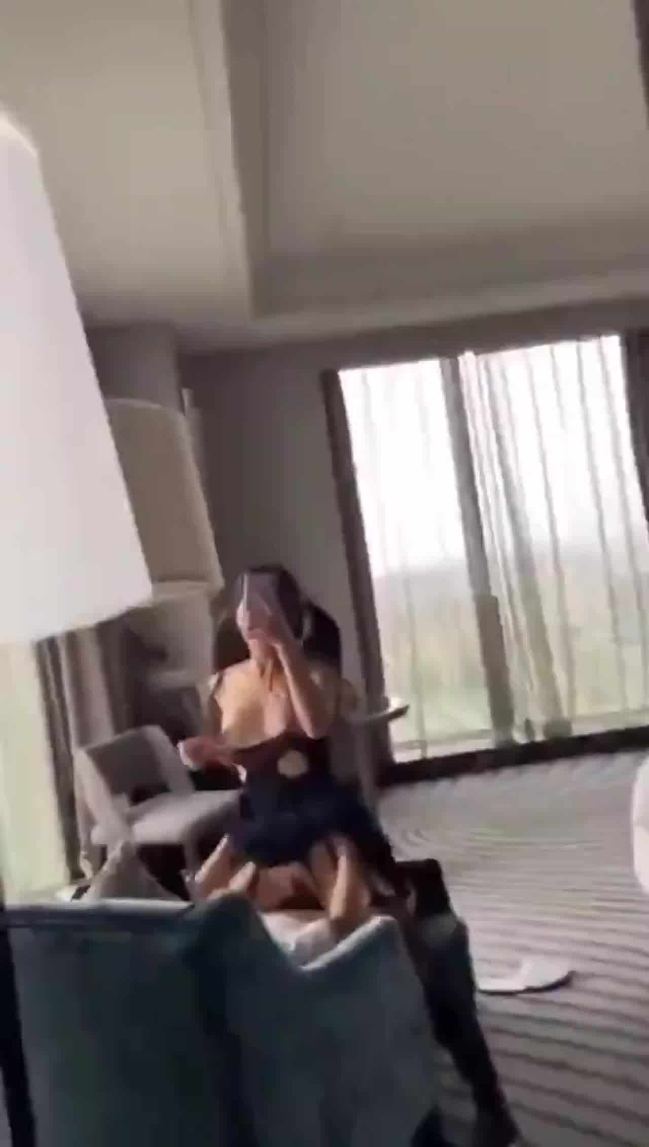  双马尾萝莉居家做爱自拍 的剧照8