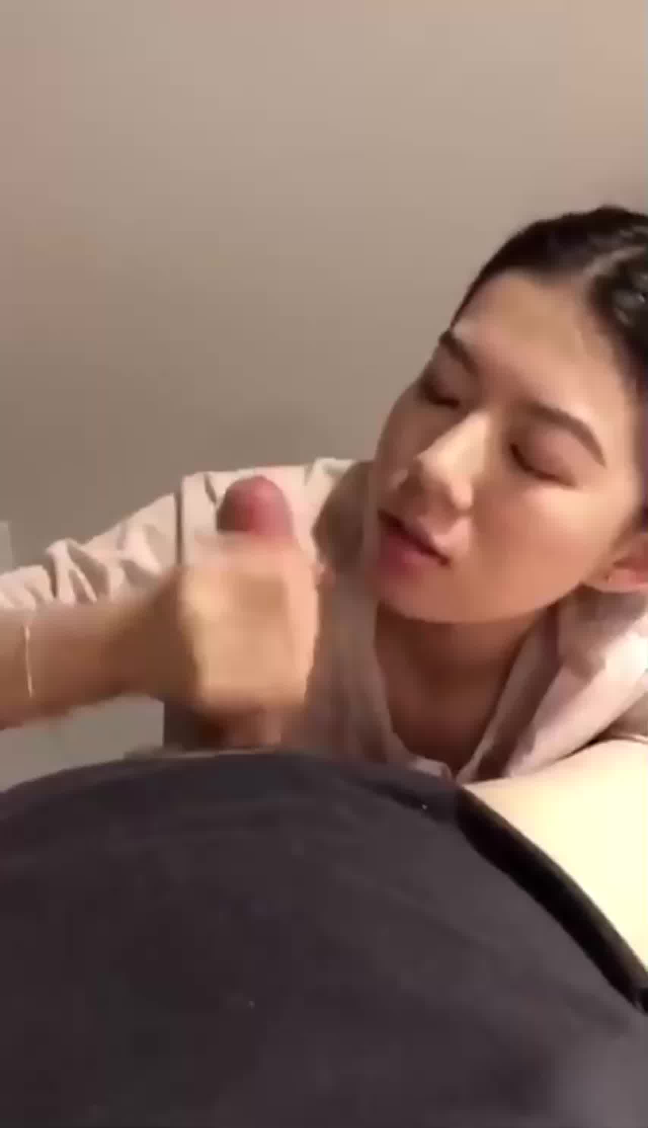  老婆闺蜜半夜睡不着觉，过来帮我打飞机 爽！ 的剧照8