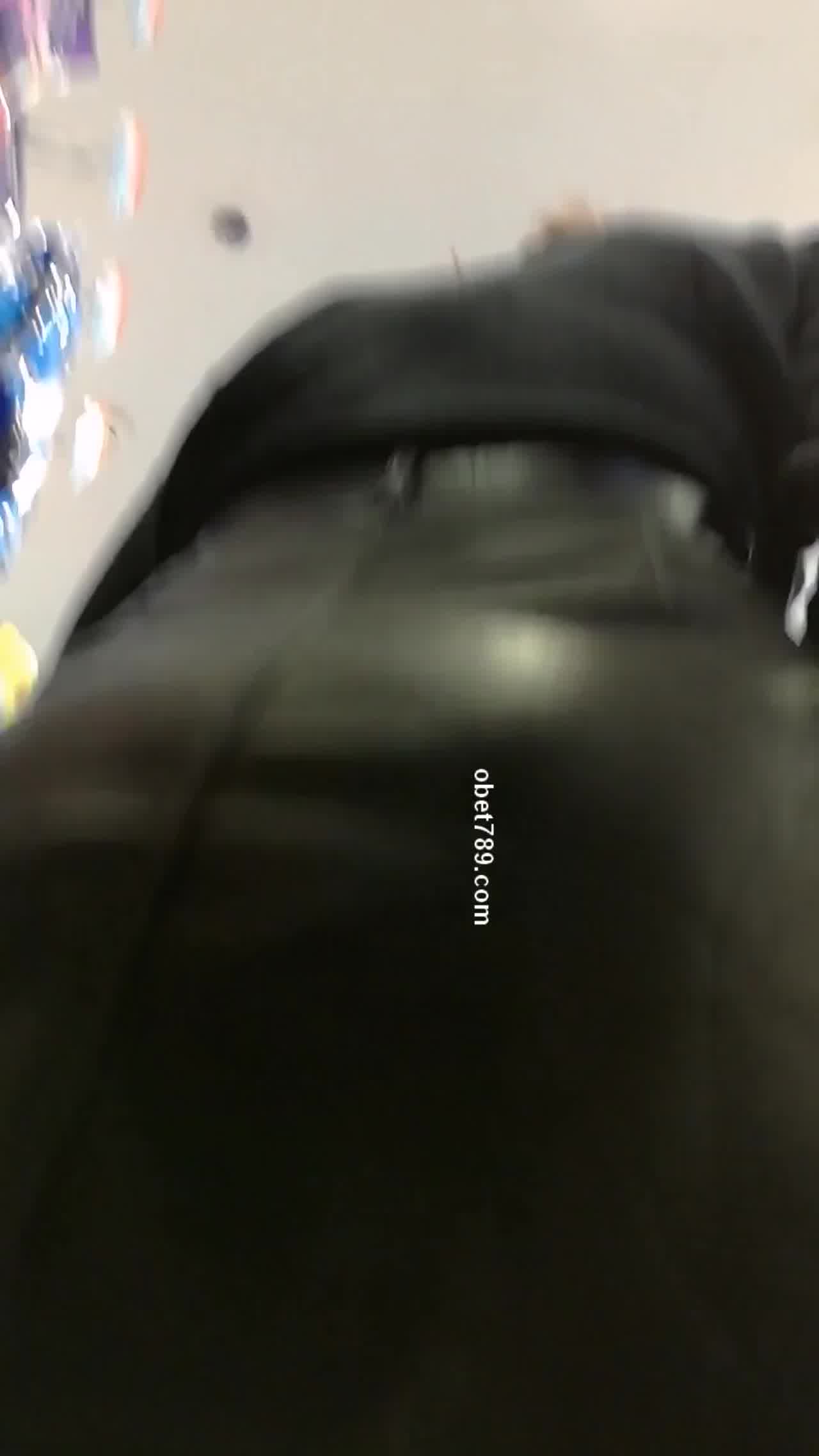  猜猜看黑丝裙底风光的内裤是什么颜色？ 的剧照9