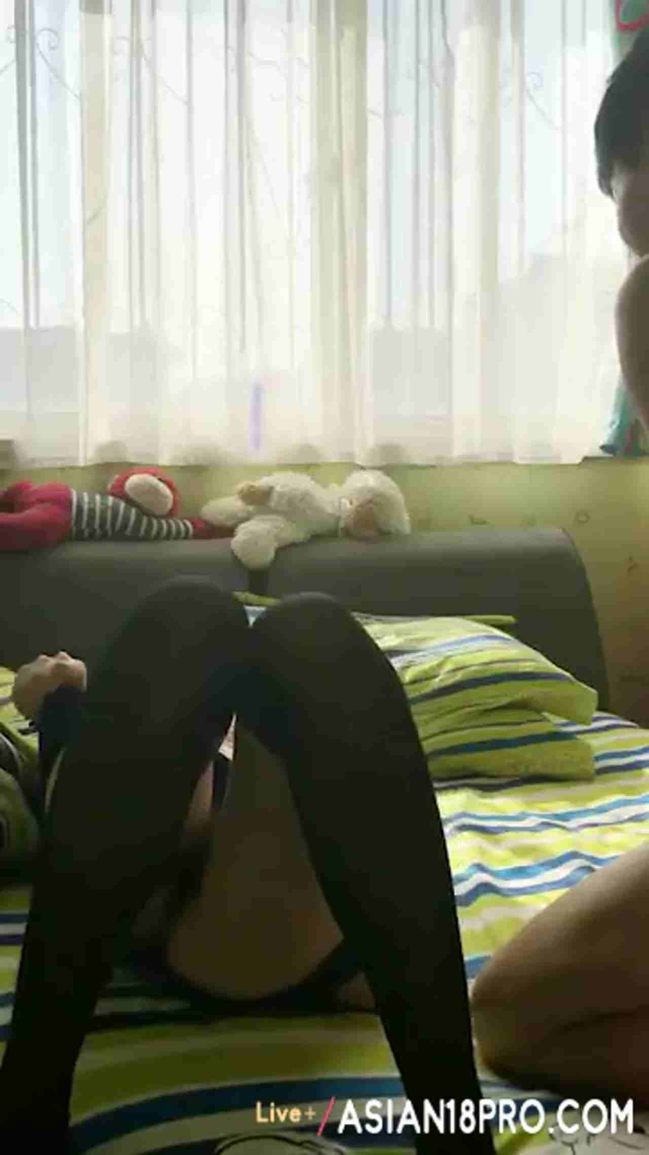  女友很贴心，穿好制服等我下班好好服侍 的剧照10