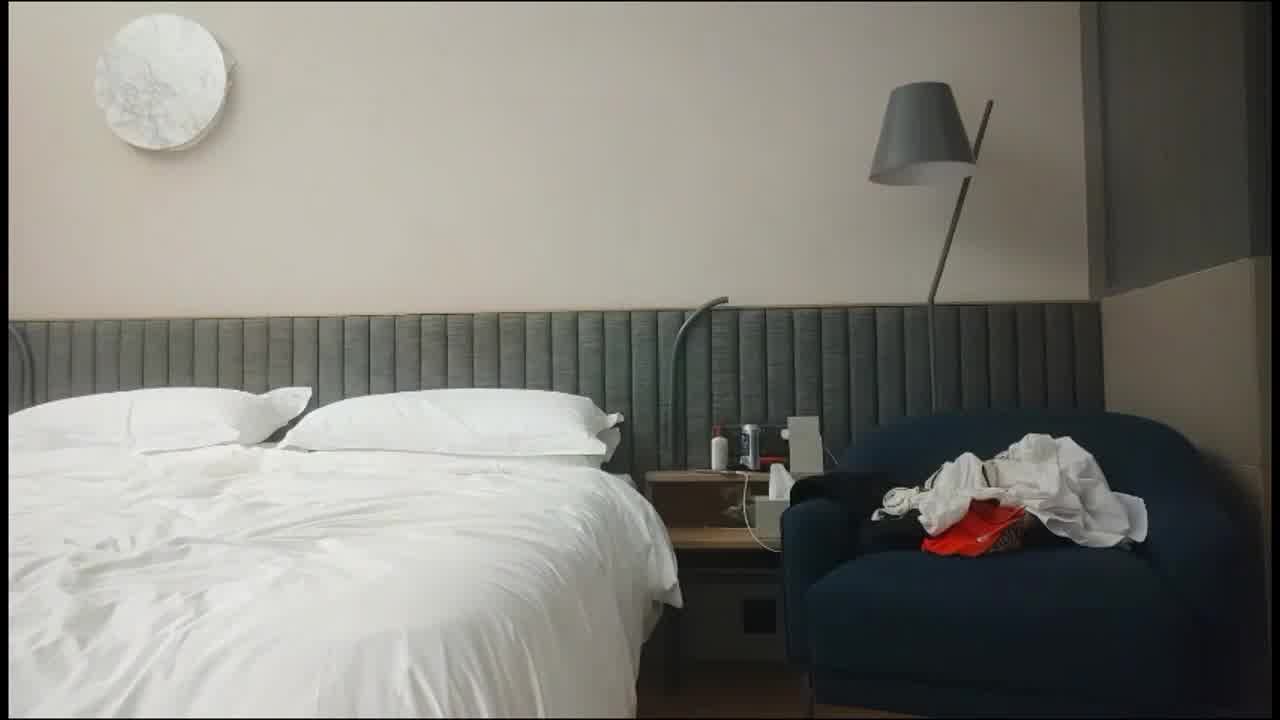  【炮王出击】童颜巨乳小萝莉，别看年纪小，活不错，淫棍大展神威，暴力抽插骚穴！非常满足的射了 的剧照4