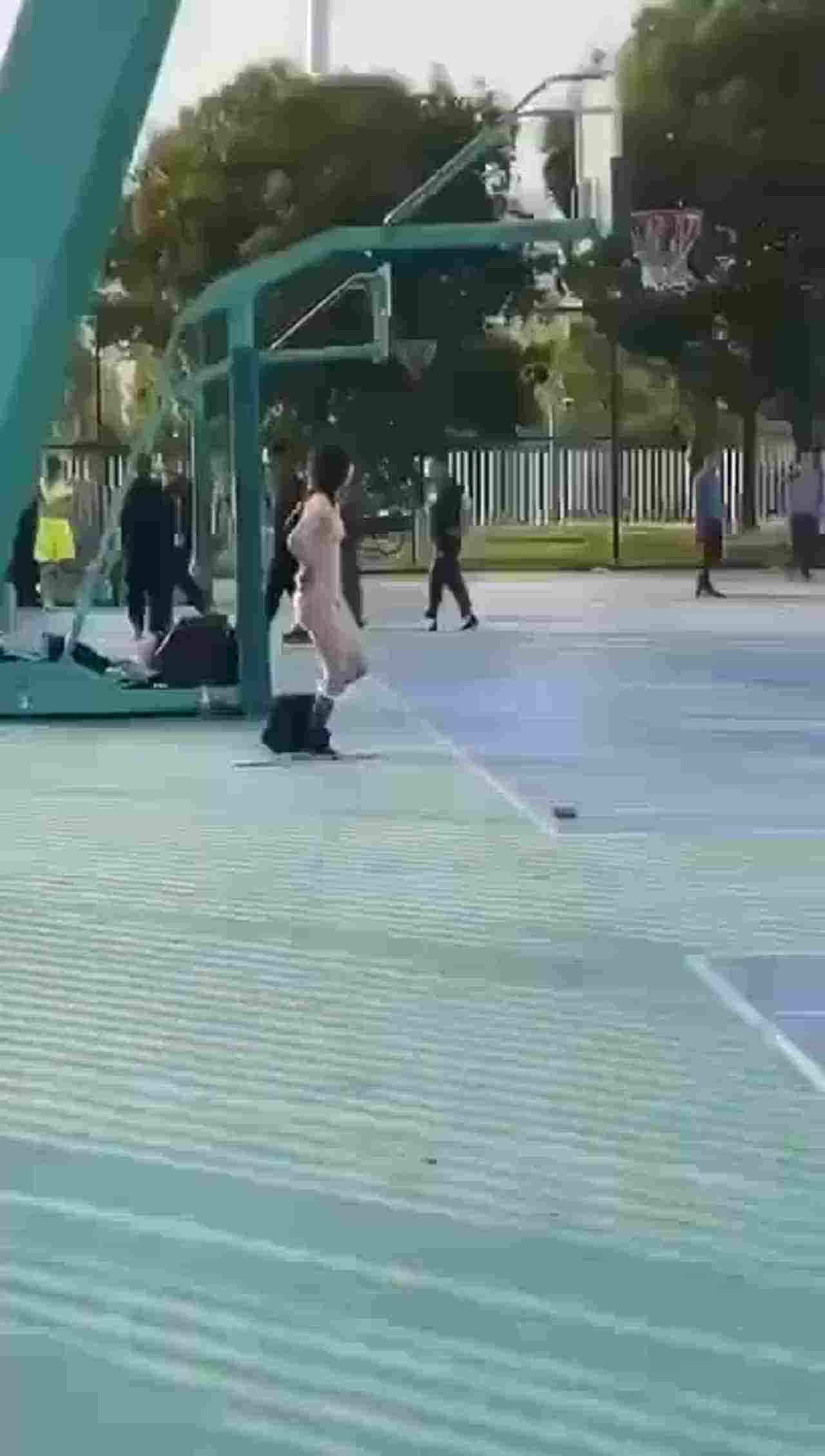  正妹球场脱衣加油，还是来帮倒忙的？看的大家整个懵掉了 的剧照7