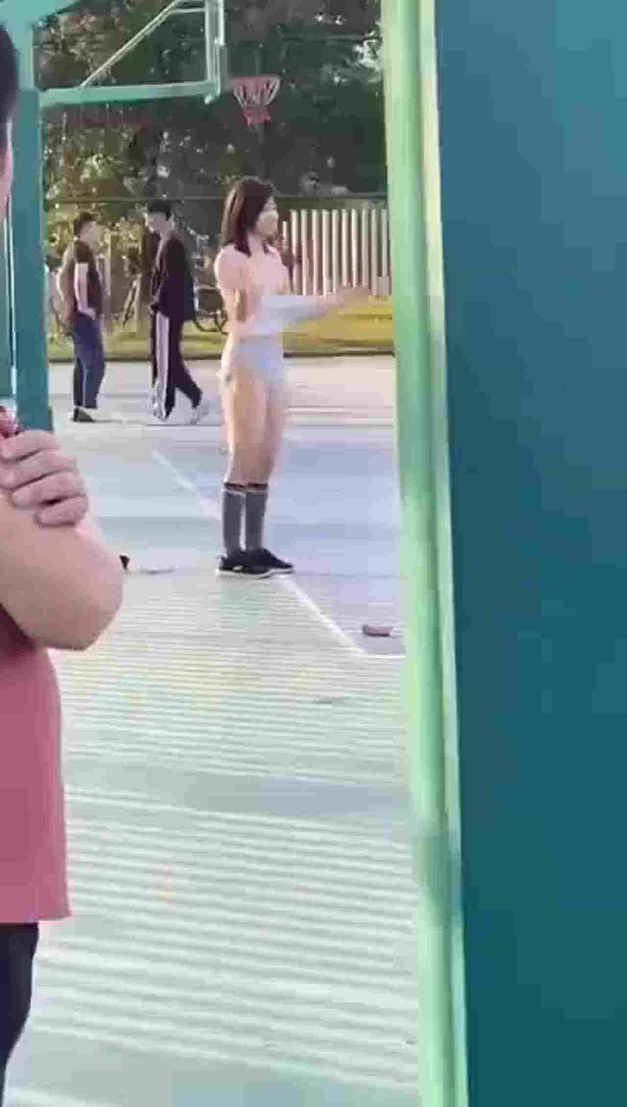  正妹球场脱衣加油，还是来帮倒忙的？看的大家整个懵掉了 的剧照9