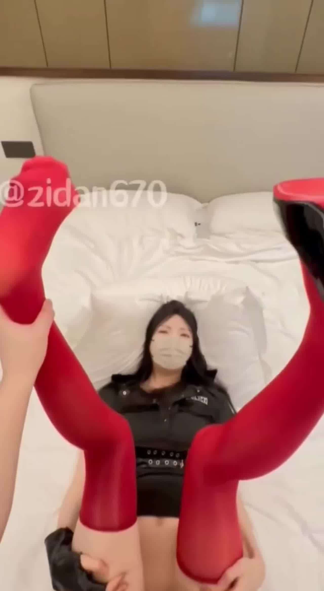  自购紫蛋小姐完整版-红色高跟鞋，这大长腿穿上红丝太诱惑了，后入被操的高跟鞋都掉了一只 的剧照9