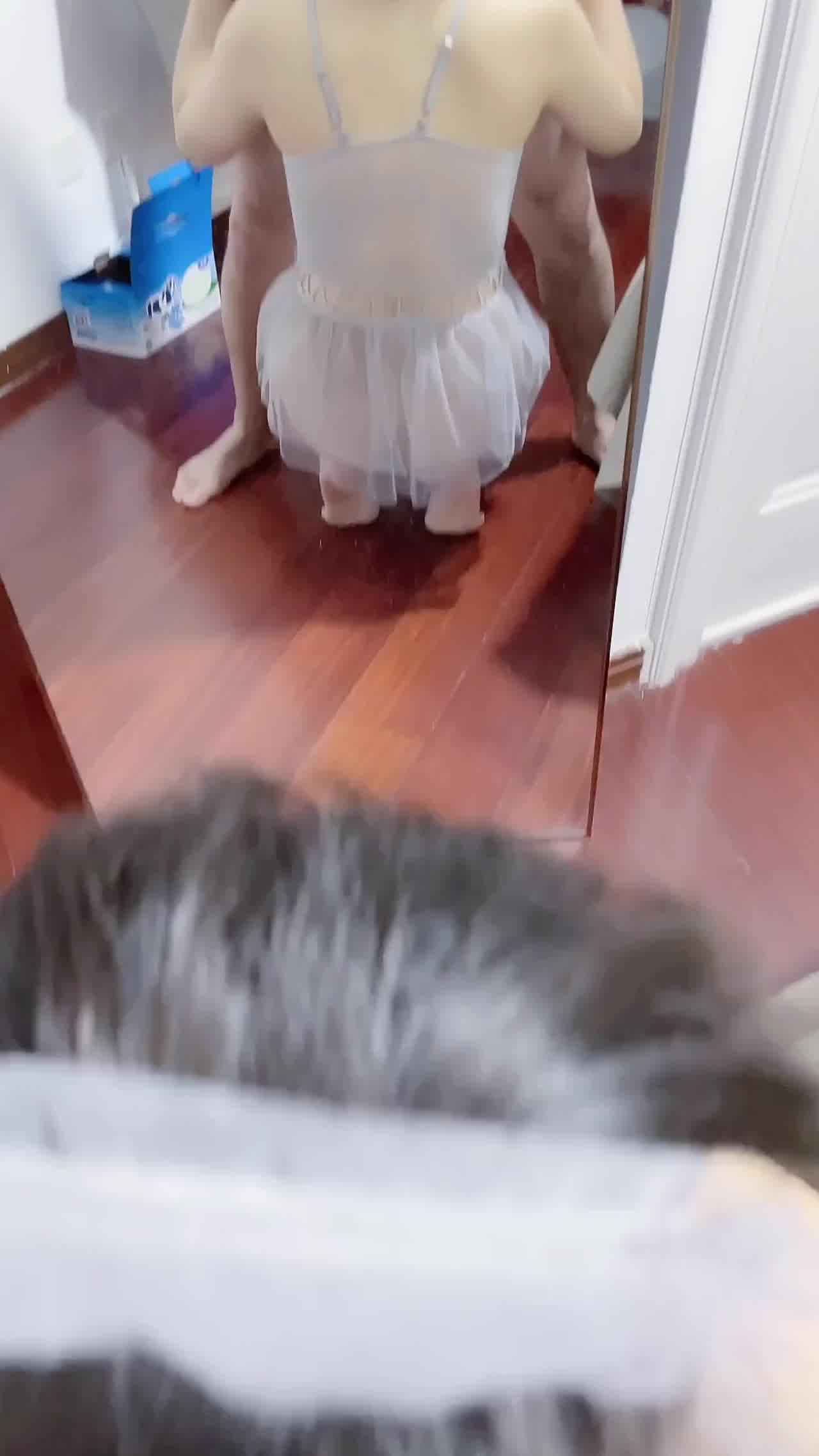  柜姐人妻跪在地上乖乖吃鸡 的剧照8