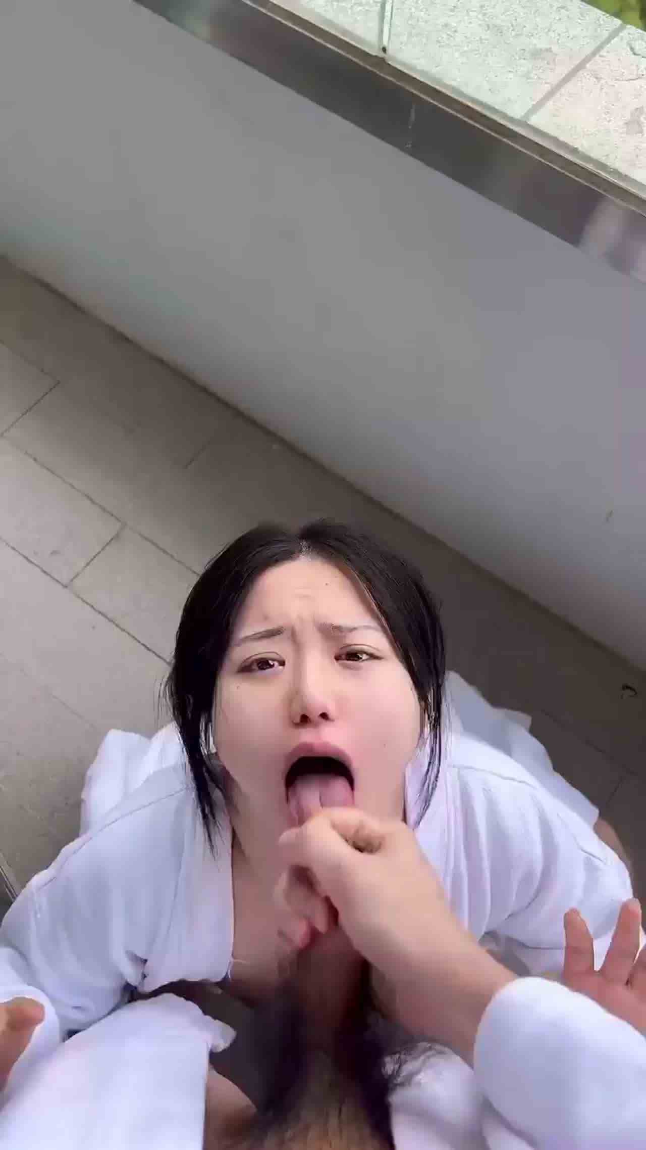  阳台母狗口交 演的像真的很好喝 的剧照7