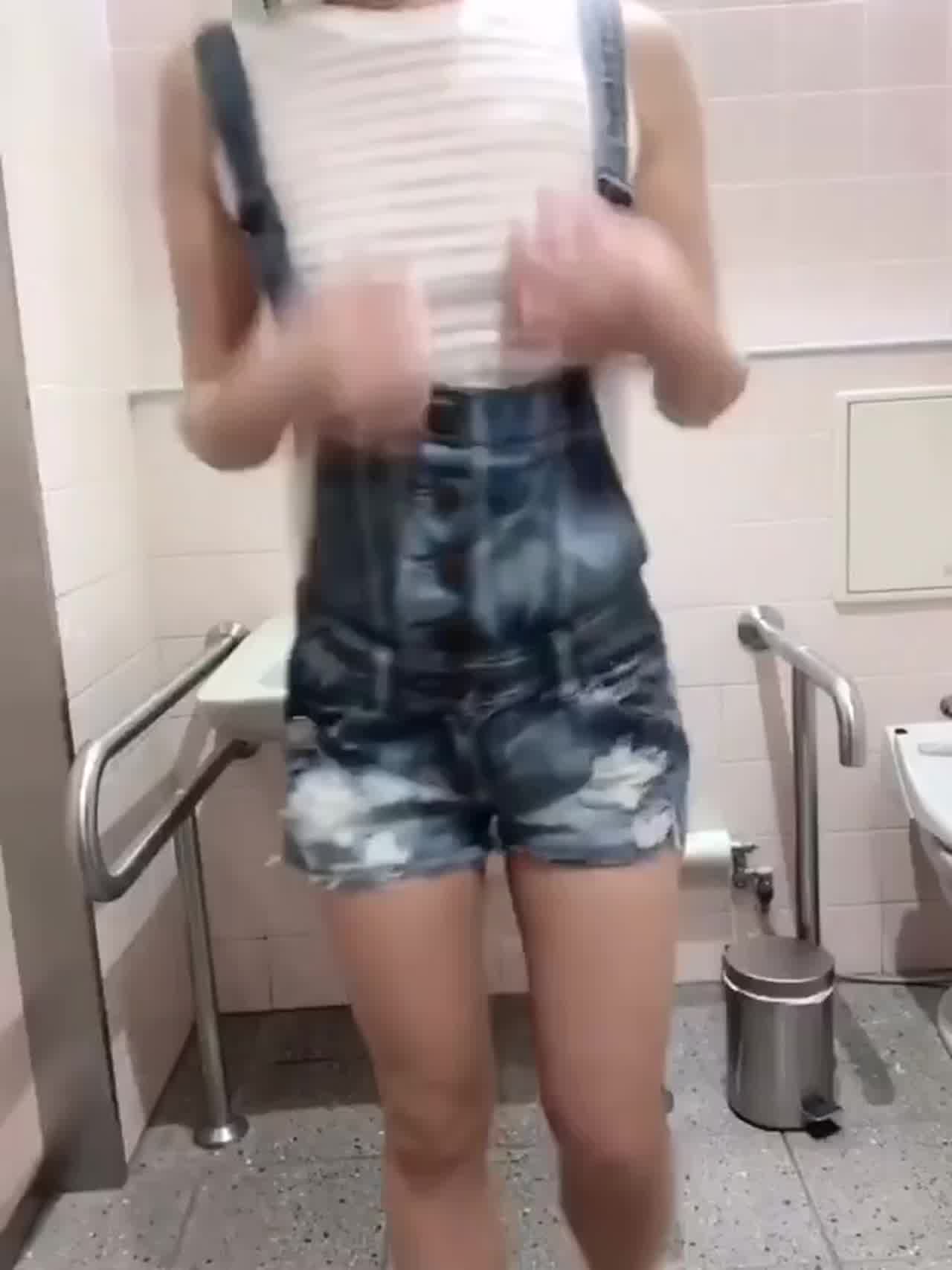  已婚骚妇的厕所诱惑 的剧照9