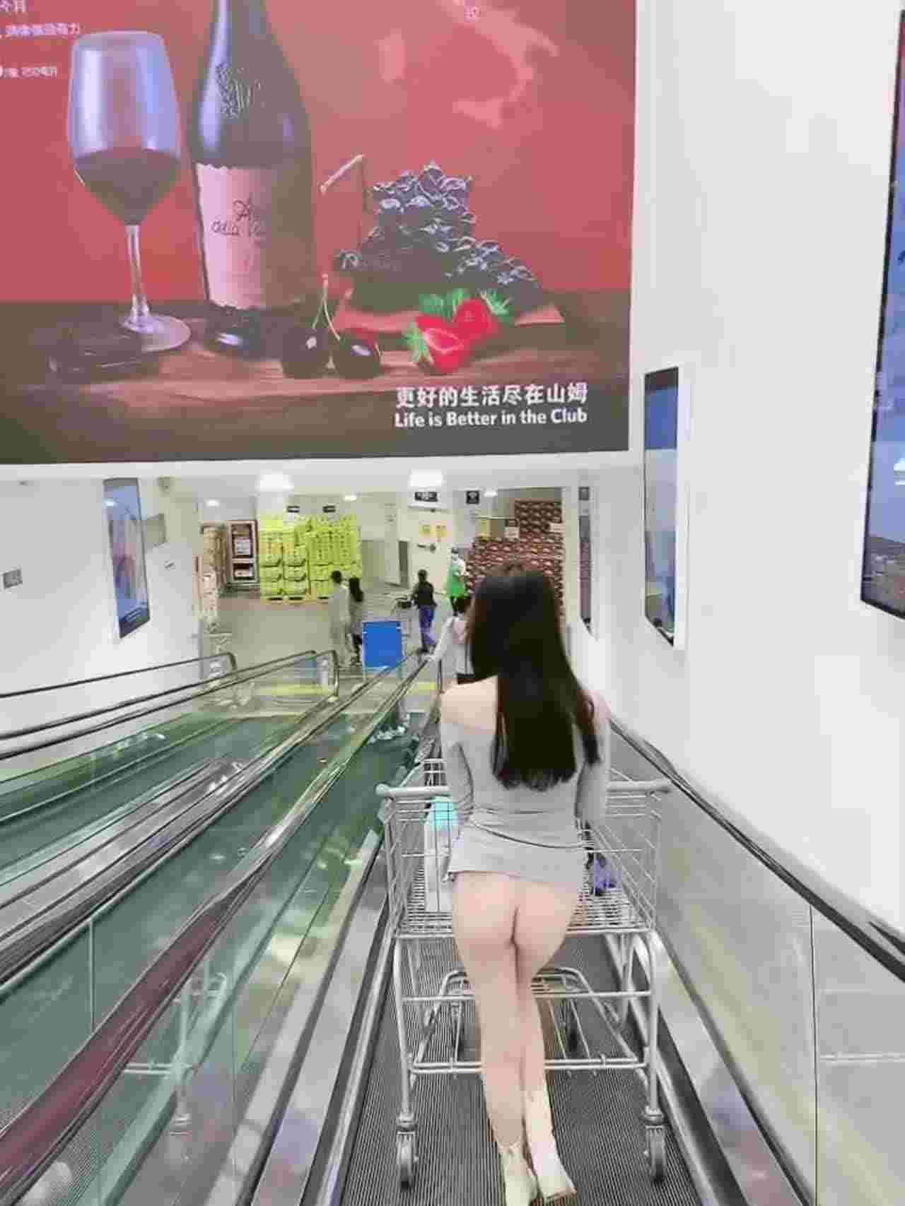  美女有裸癖好！大众场合不喜欢穿裤子阿 的剧照3