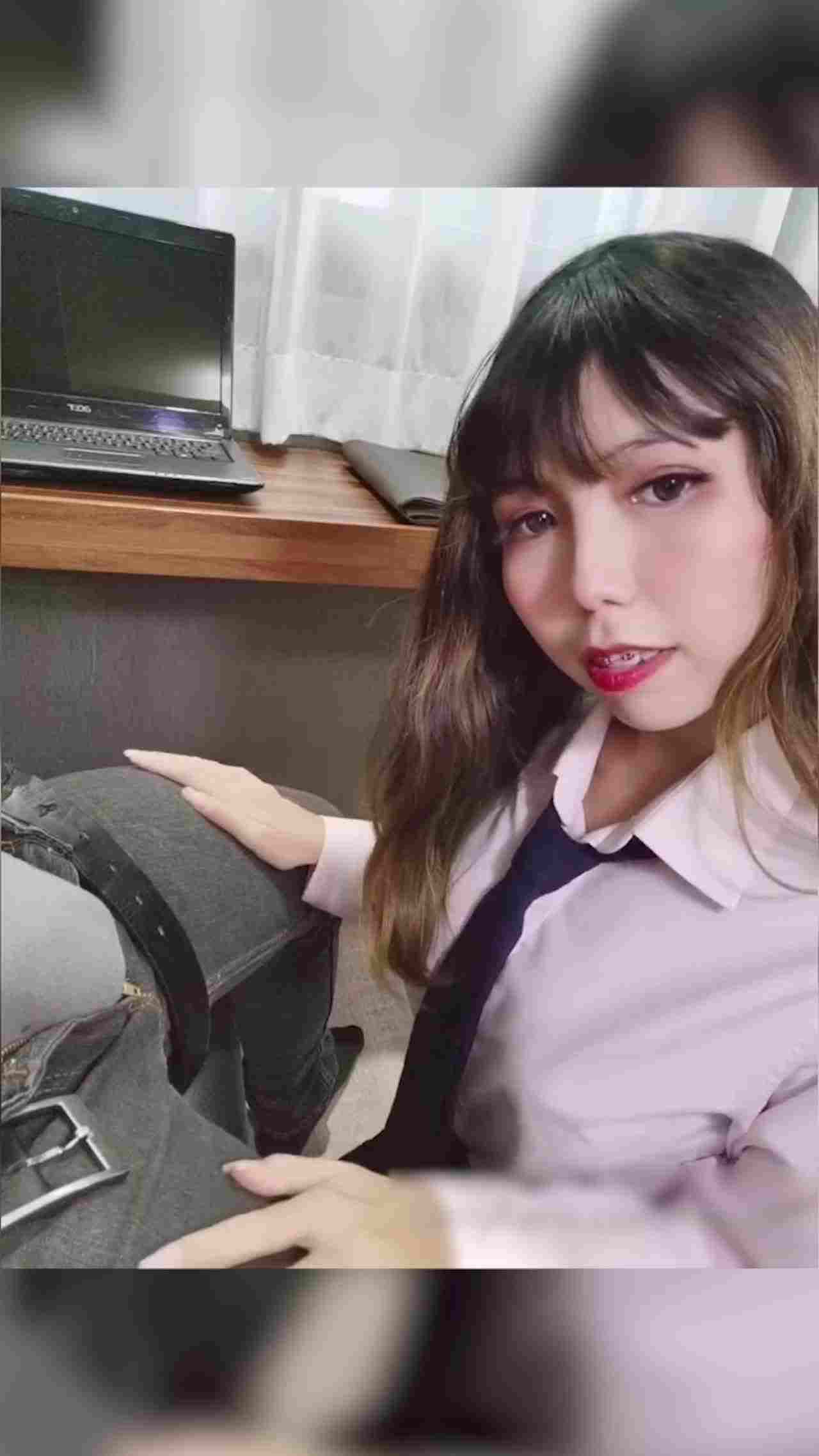  这样的制服美女给我来一打舔肉棒 的剧照9