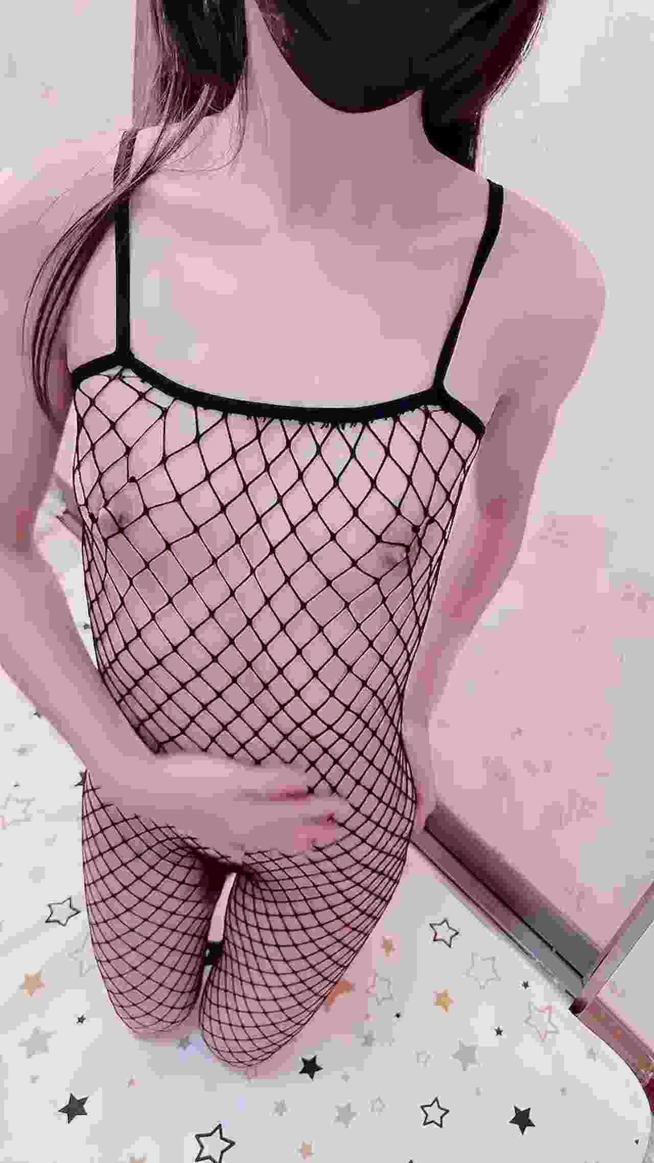  原创 渔网制服水晶棒疯狂插逼 的剧照1