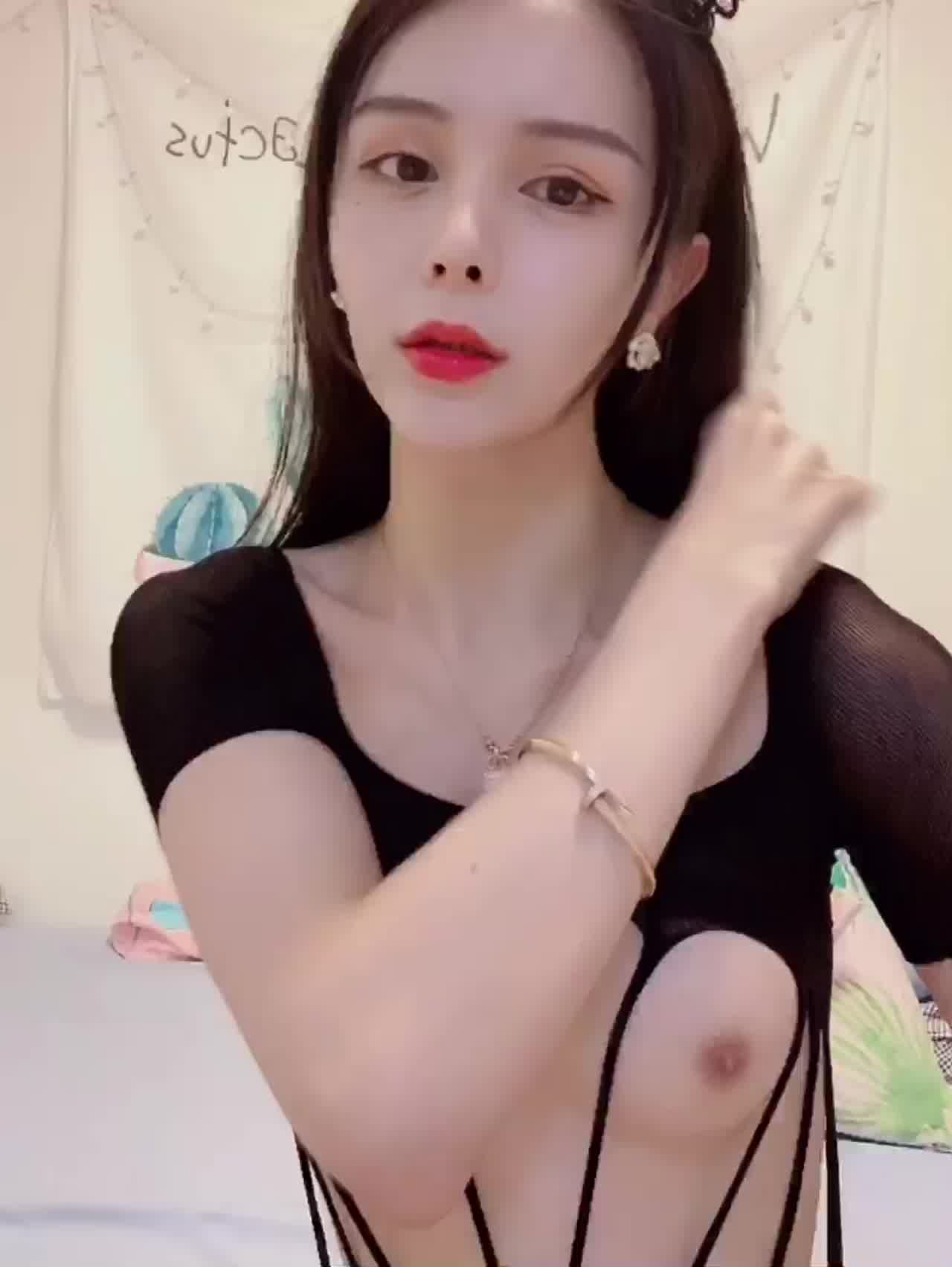  高颜值女神太诱惑了 的剧照3