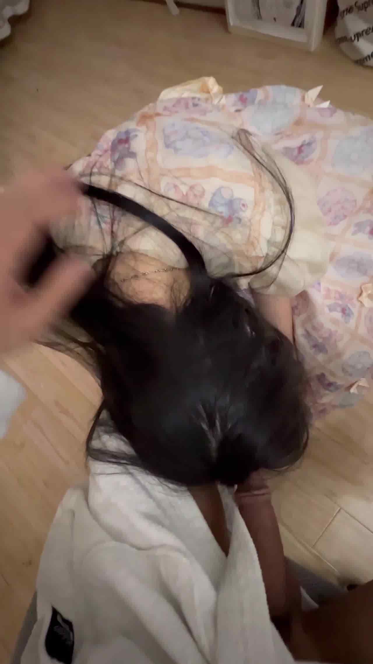  洛丽塔小萝莉，被强行按倒胯下吃鸡吧操逼 的剧照3