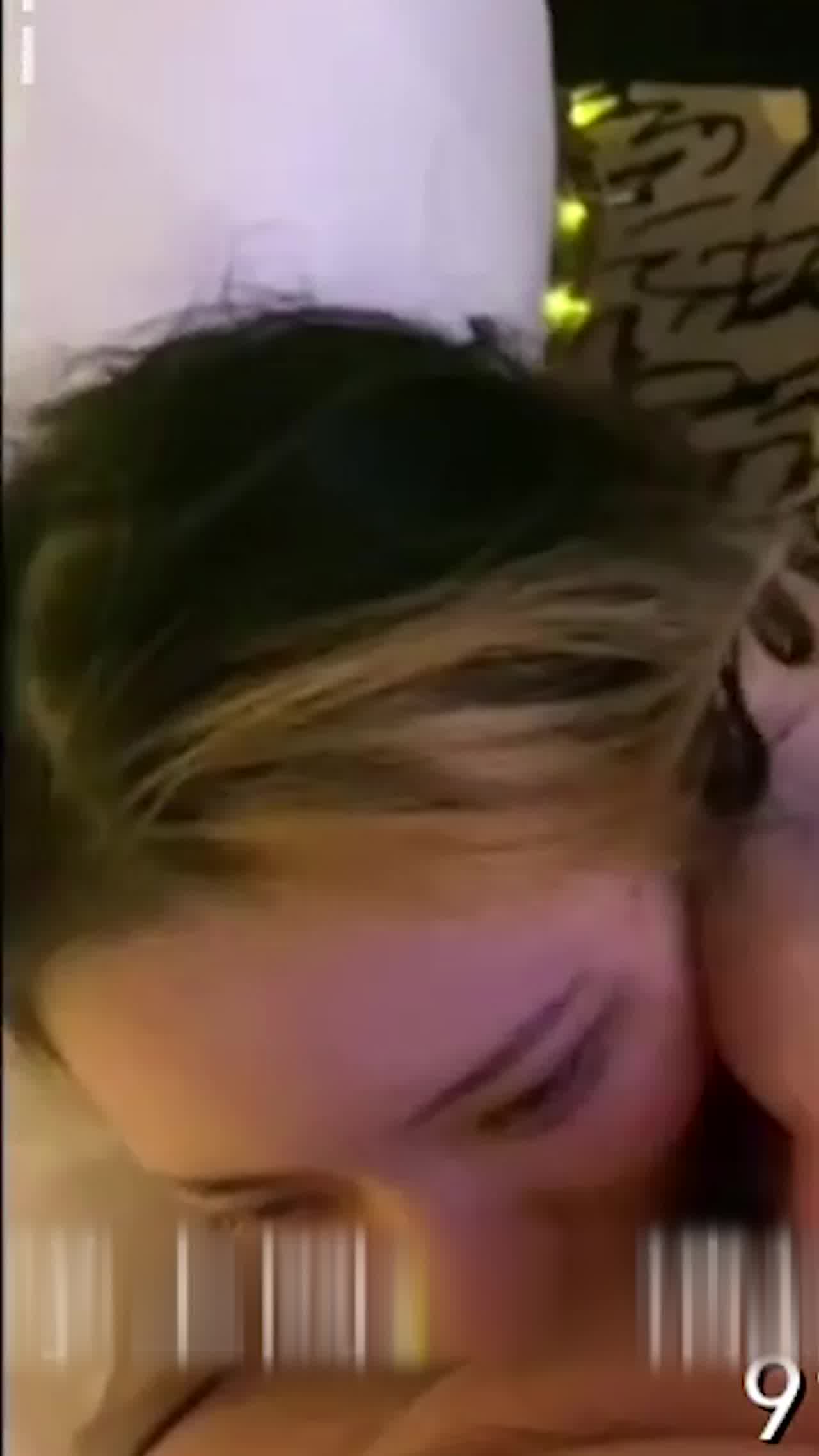  约草少妇到酒店 精彩的对白 少妇好像很喜欢这样的感觉 的剧照2