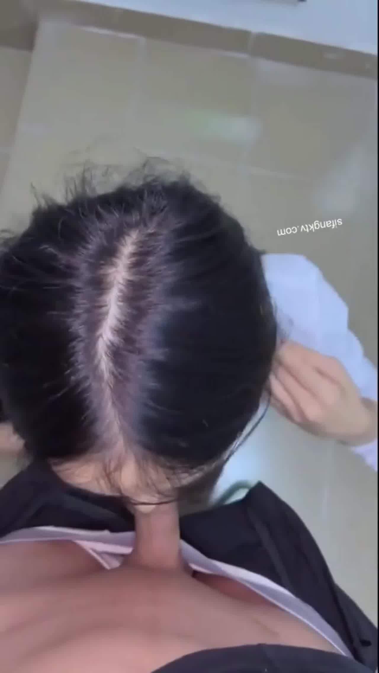  当上楼时看到野生露出母狗 的剧照3