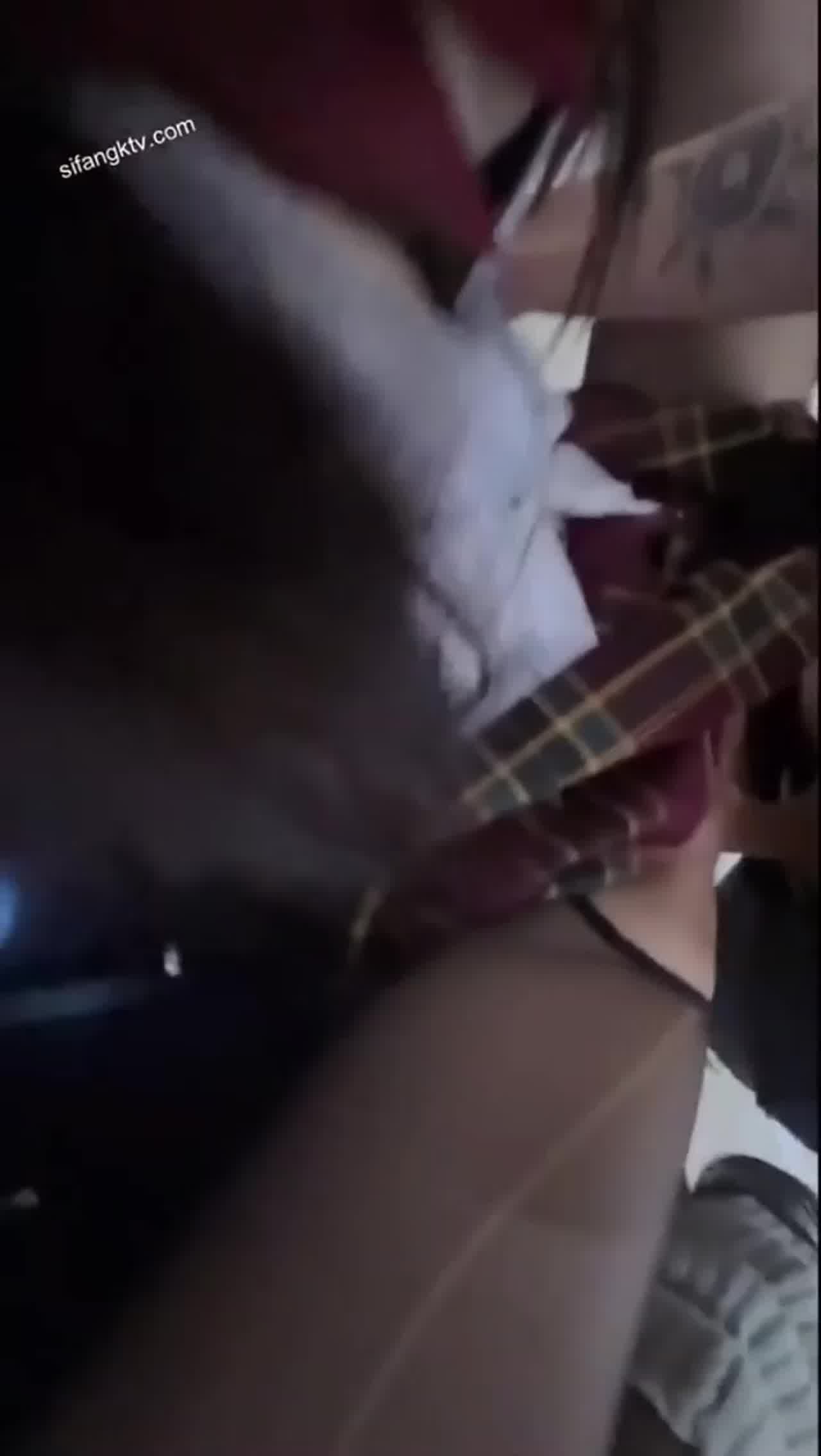  当上楼时看到野生露出母狗 的剧照5